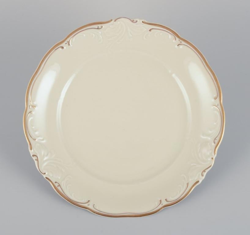 KPM, Poland. A set of four porcelain lunch plates.
Cream-colored with gold rim decoration.
Classic style.
1930s/1940s.
Marked.
In excellent condition.
Dimensions: D 21.0 cm.