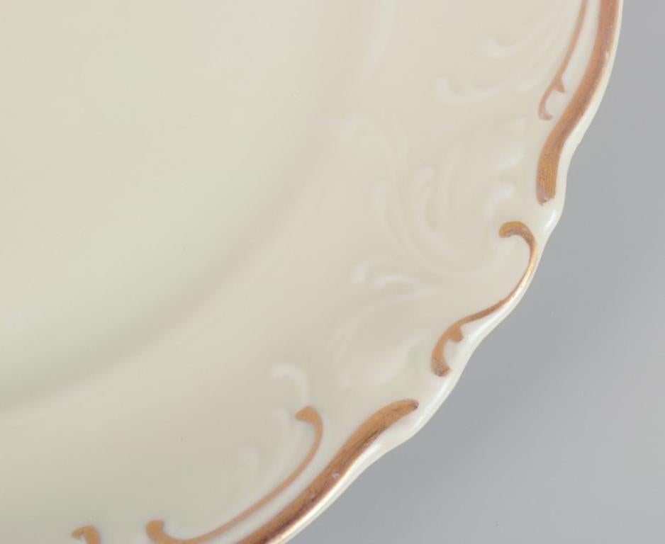 KPM, Polen. Set von neun cremefarbenen, cremefarbenen Porzellantellern mit Golddekoration. im Zustand „Hervorragend“ im Angebot in København, Copenhagen