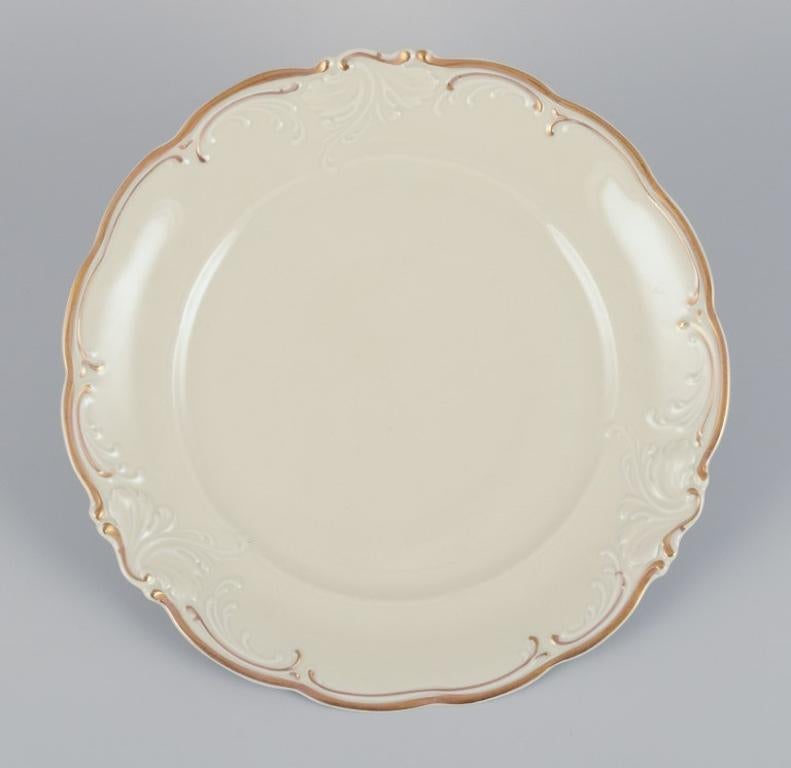 KPM, Pologne. Un ensemble de six assiettes en porcelaine de couleur crème.
Décoré d'une bordure dorée.
Style classique.
Années 1930/1940.
Marqué.
En parfait état.
Dimensions : D 24,0 cm x H 2,5 cm.