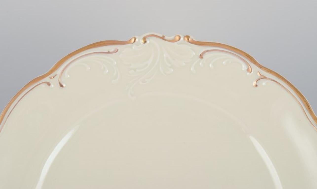 Polonais KPM, Pologne. Ensemble de six assiettes plates en porcelaine de couleur crème. en vente