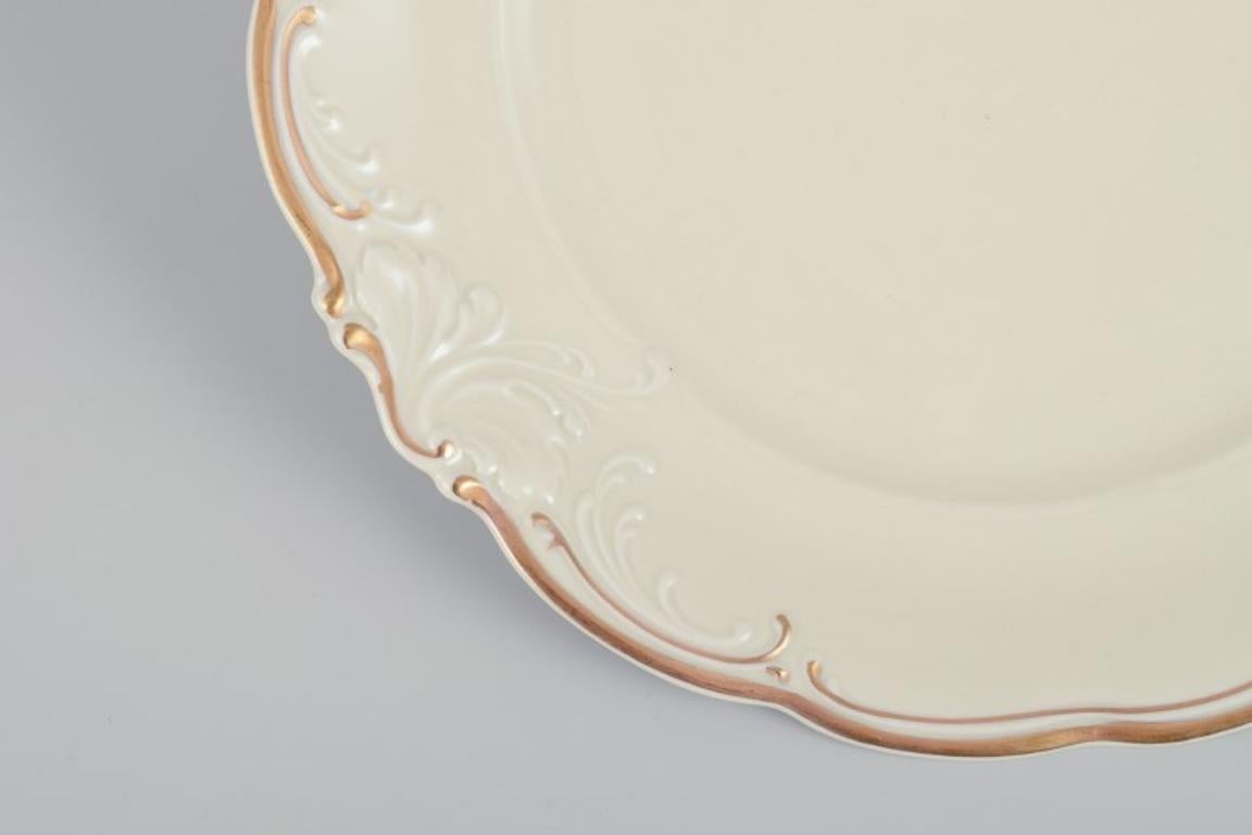 Milieu du XXe siècle KPM, Pologne. Ensemble de six assiettes plates en porcelaine de couleur crème. en vente