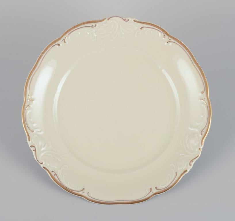 KPM, Polonia. Un juego de seis platos de porcelana para el almuerzo.
Color crema con decoración dorada en el borde.
Estilo clásico.
Década de 1930/1940.
Marcado.
En excelente estado.
Dimensiones: D 21,0 cm.