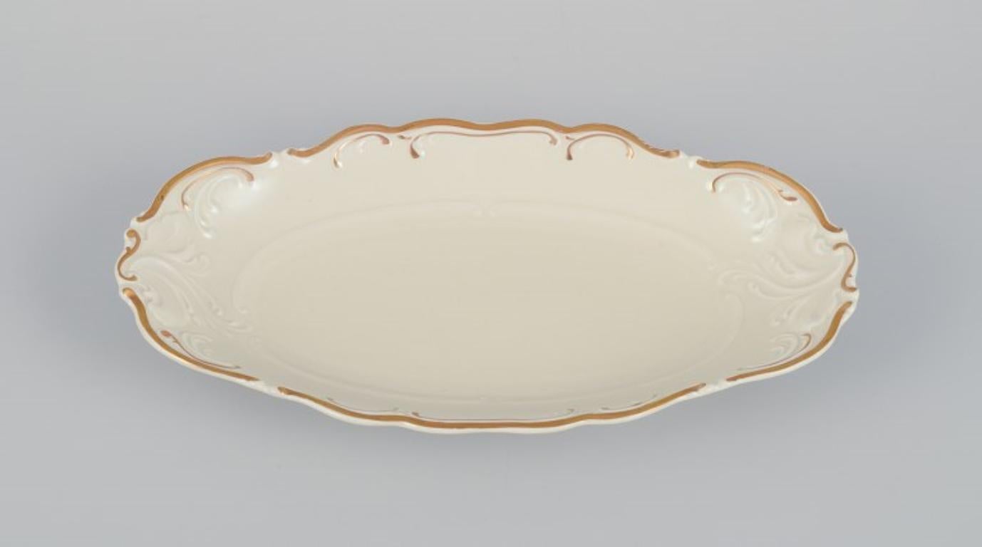 KPM, Polonia. Tre piatti oblunghi in porcellana.
Color crema con decorazioni dorate sui bordi.
Stile classico.
Anni '30/'40.
Contrassegnato.
In ottime condizioni.
Ovale: L 23,5 cm x B 16,7 cm x 2,0 cm.
Rettangolare: L 25,0 x B 14,0 cm x 3,0 cm.