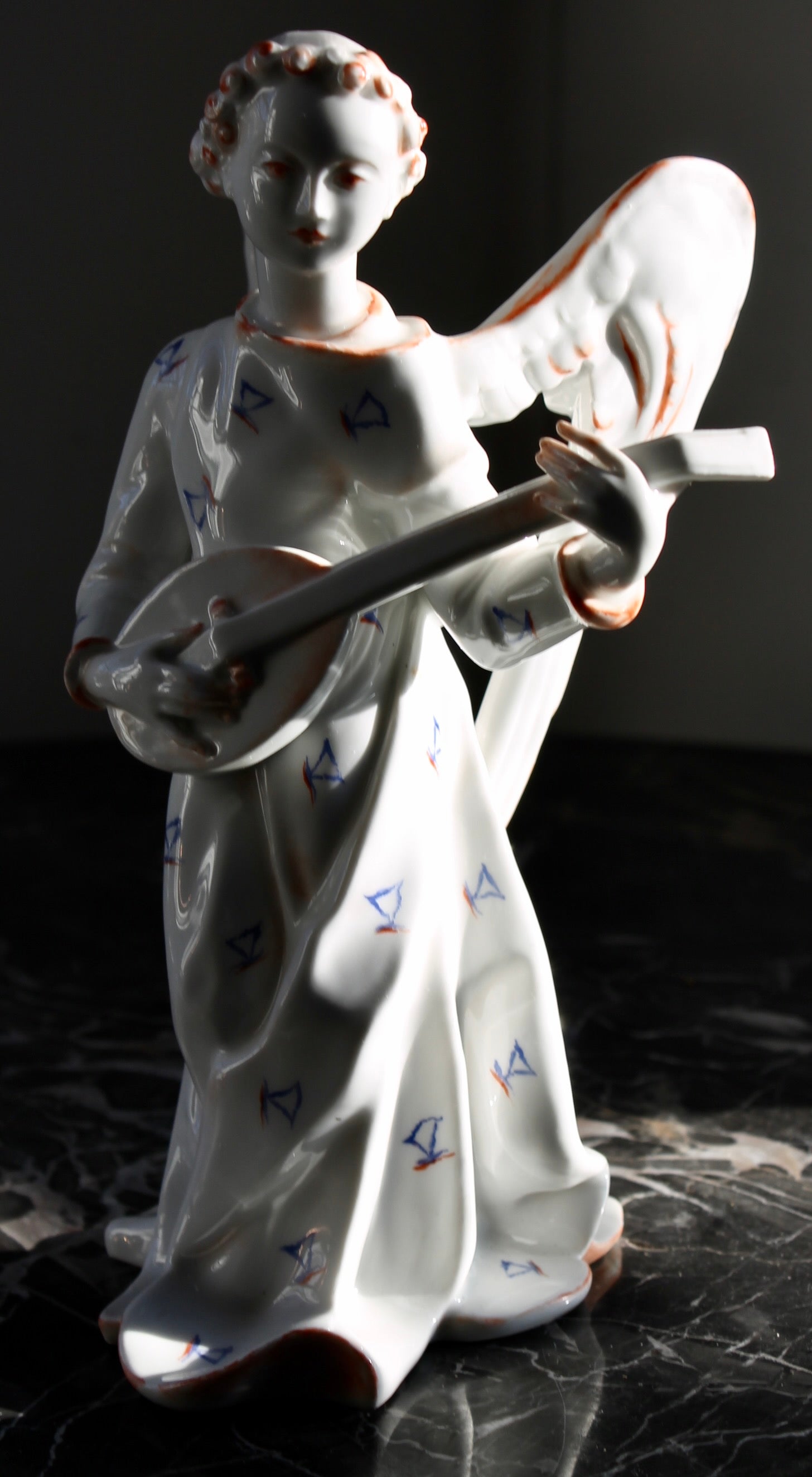 Un angelo di porcellana che canta e suona uno strumento a corda rinascimentale.
Finemente fuso con dettagli dipinti a mano. Una decorazione natalizia che è anche una scultura.