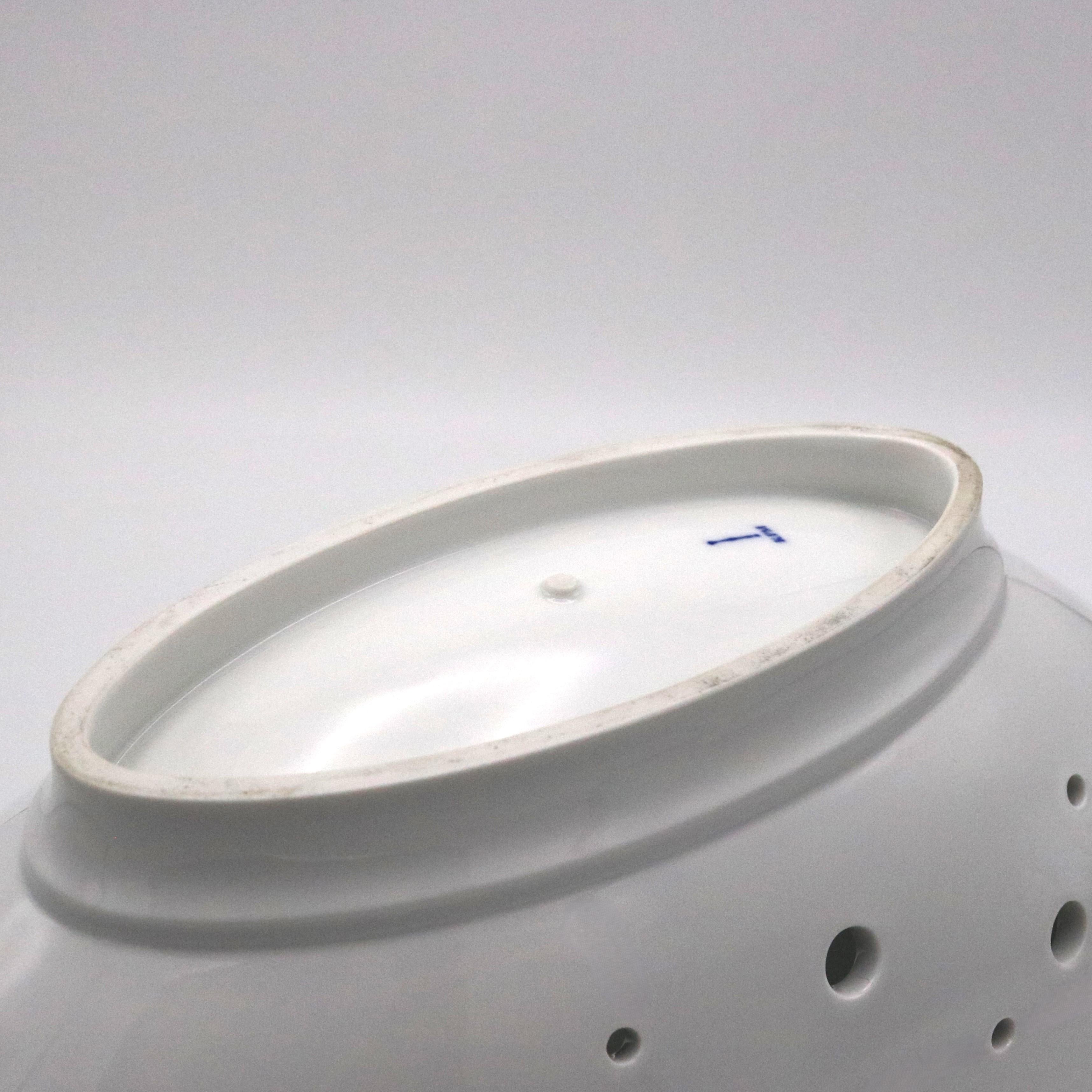 20ième siècle KPM Porcelain Flower Boat Allemagne 1960 en vente