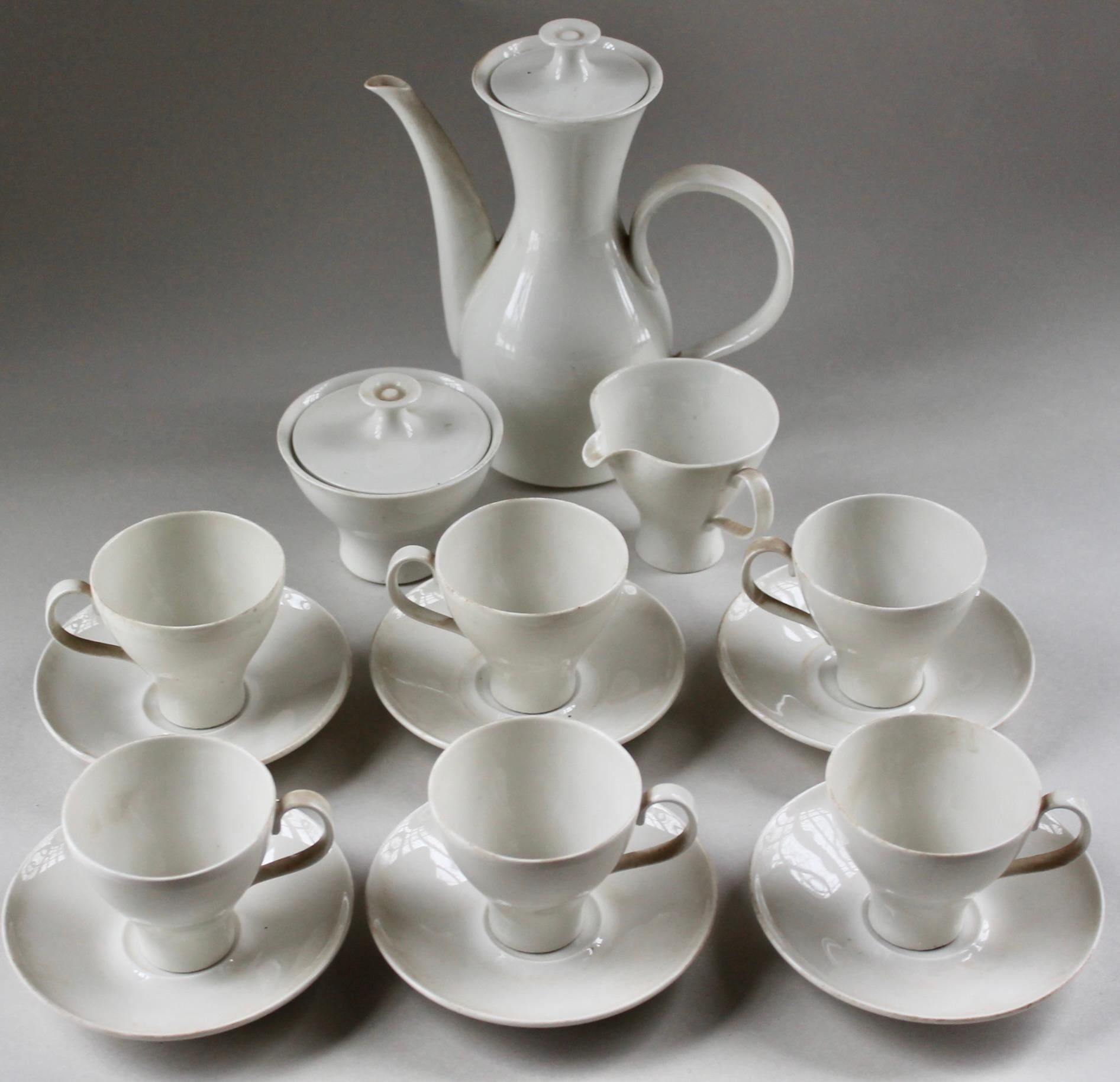 Importante continuación de La Bauhaus  Estética de KPM-uno de los principales
fabricantes de porcelana de diseño Bauhaus.  Este pequeño y delicado Servicio de Moka es para seis personas: tetera, cremera y azúcar. Todos firmados.