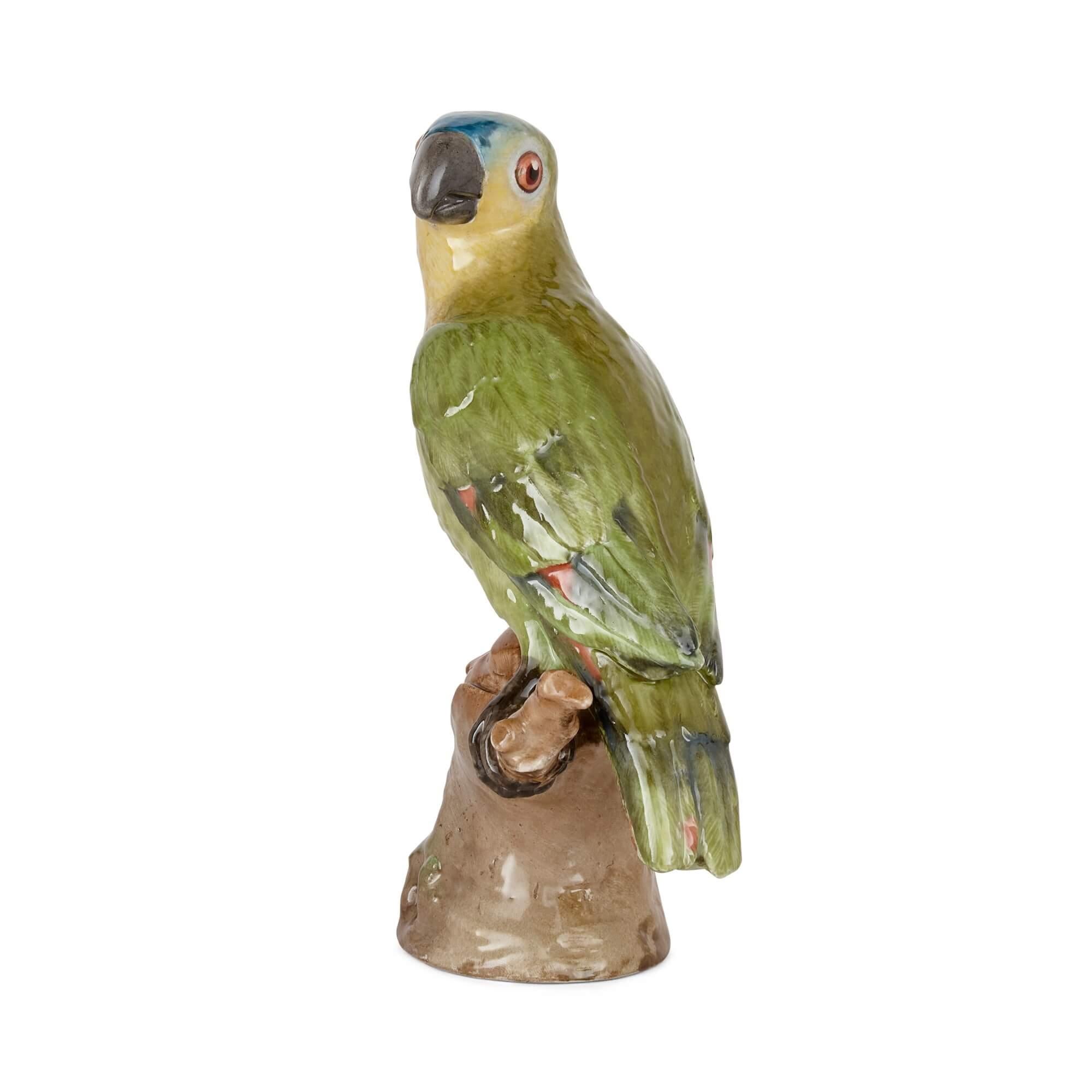 KPM-Porzellanmodell eines Papageis
Deutsch, Ende 19. Jahrhundert 
Höhe 23cm, Breite 12cm, Tiefe 9cm

Diese bezaubernde und reizvolle Tierskulptur der führenden deutschen Porzellanmanufaktur KPM ist ein bemaltes Porzellanmodell eines Vogels aus dem