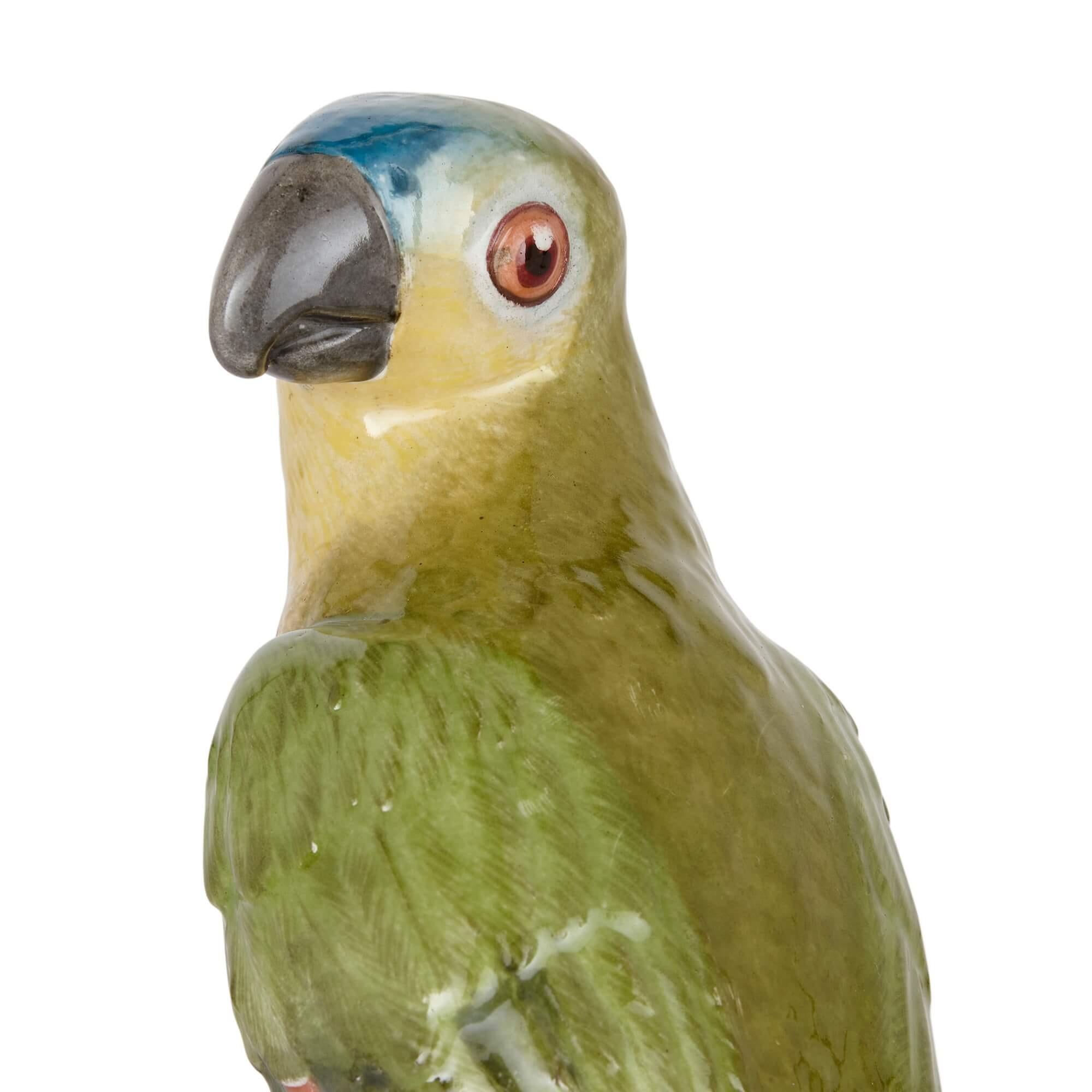 Ein KPM-Porzellanmodell eines Papageis, spätes 19. Jahrhundert (Gemalt) im Angebot