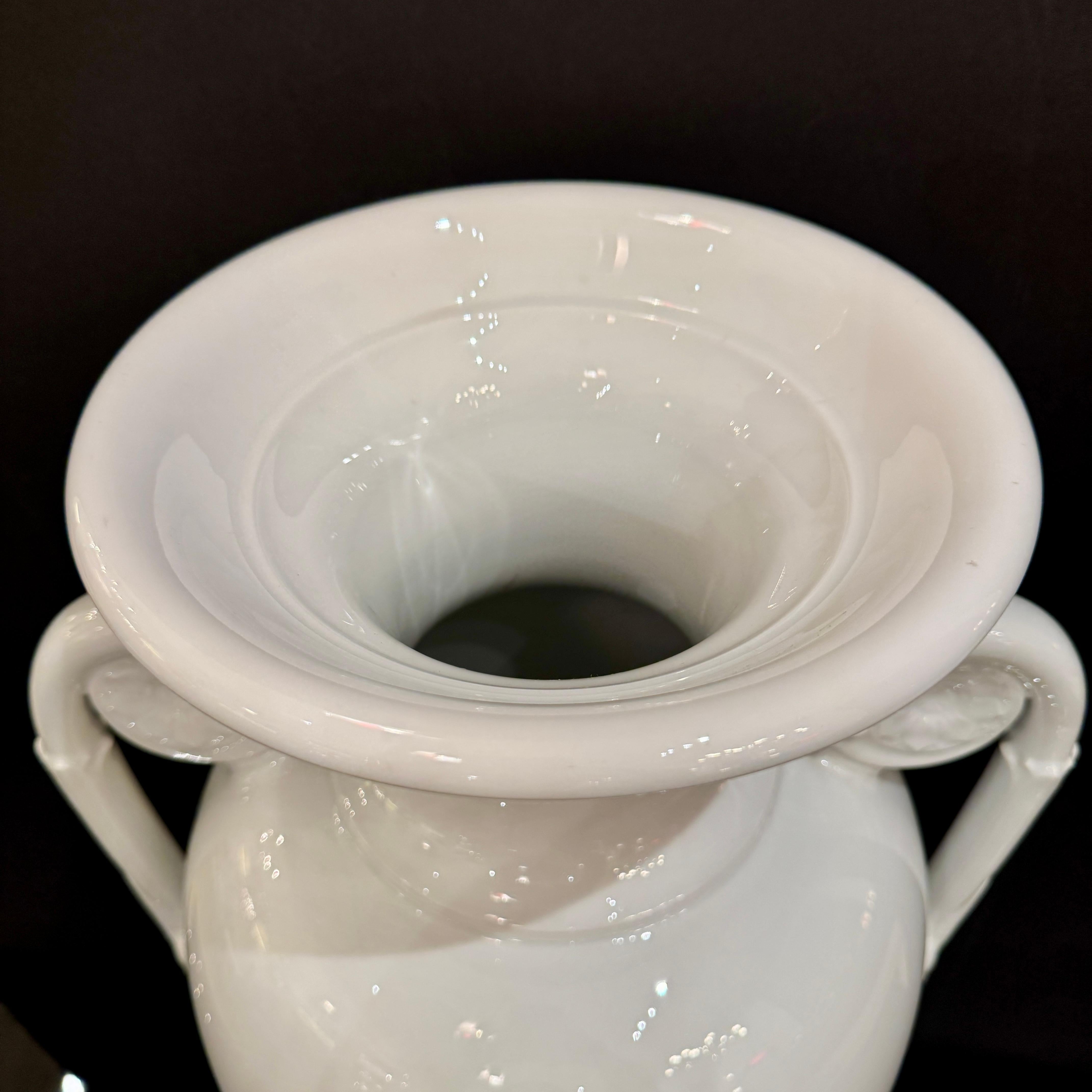 Un vaso alto KPM Neoclassical Amphora in porcellana bianca della Royal Porcelain Manufactory di Berlino, Germania. Originariamente progettato da K.F. Schinkel nel 1812. Ripubblicato e prodotto da KPM negli anni '60.
