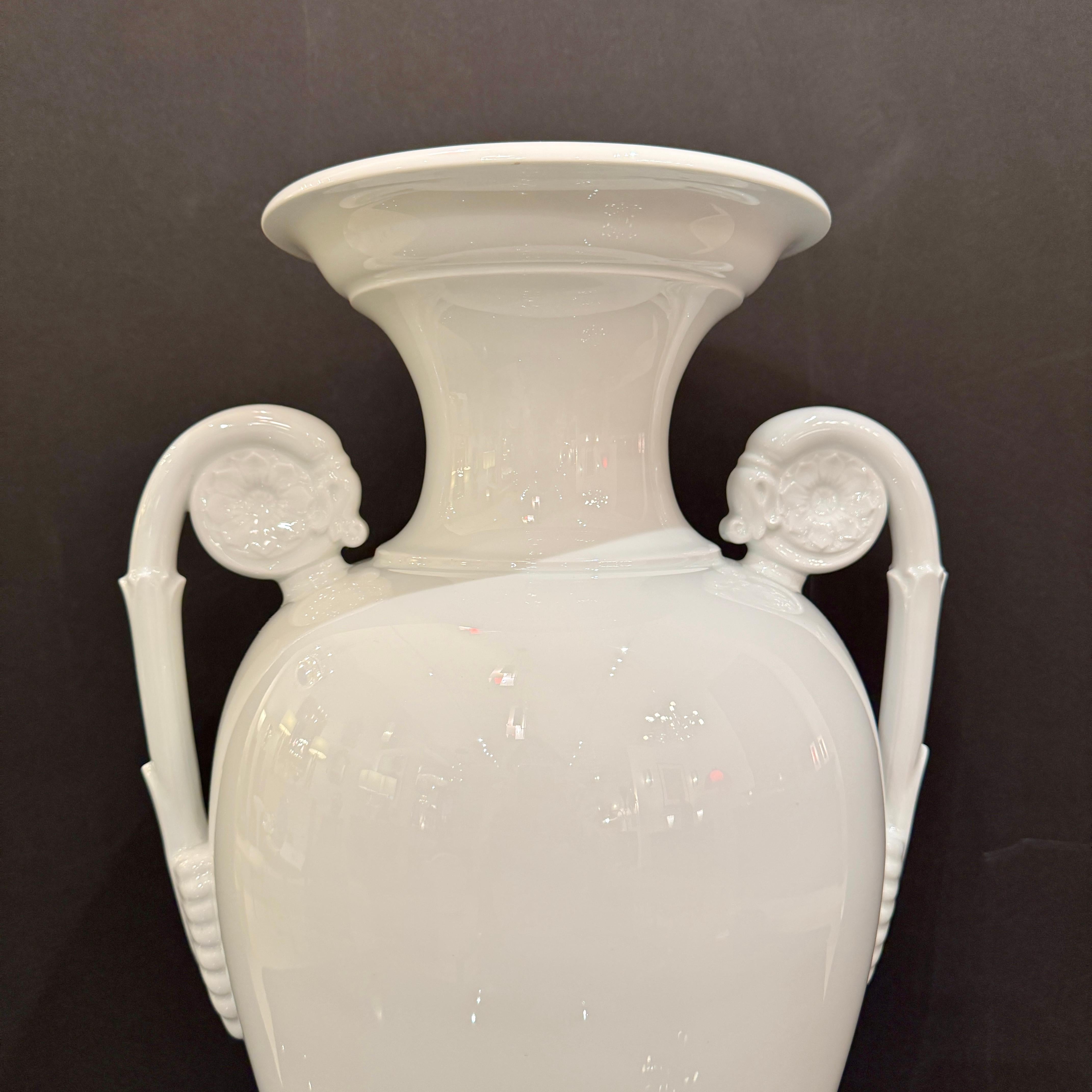 Tedesco KPM Porcelain Vaso ad anfora neoclassico Germania 1960 circa in vendita