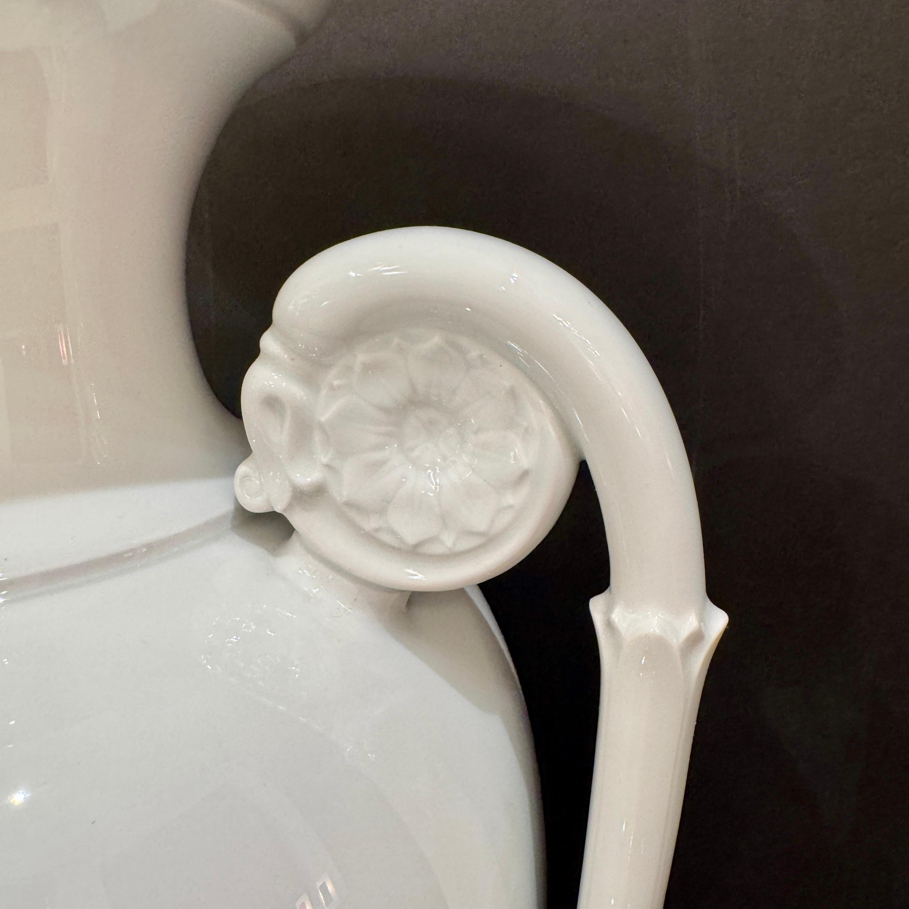 KPM Porcelain Vaso ad anfora neoclassico Germania 1960 circa In condizioni buone in vendita a New York, NY