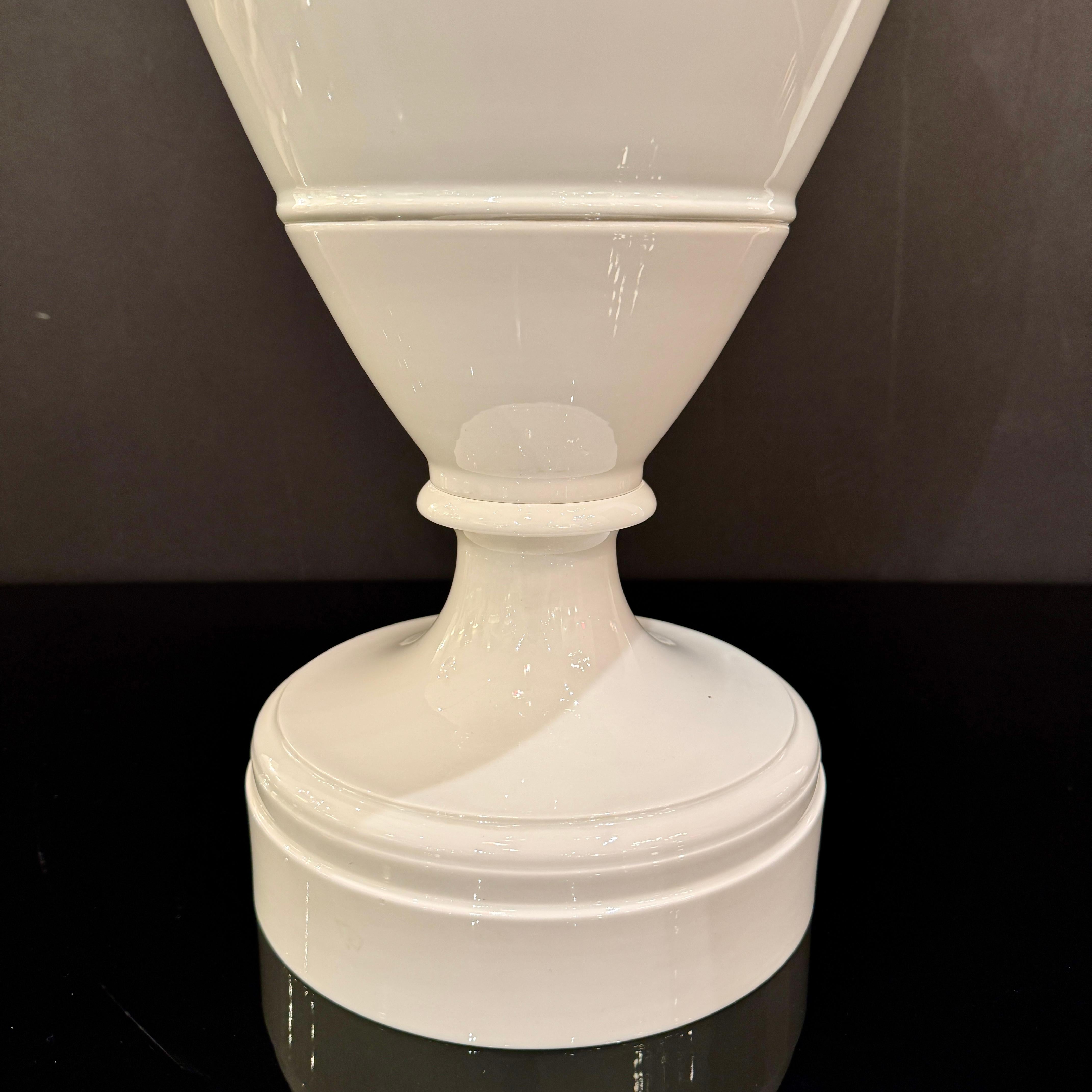 Porcellana KPM Porcelain Vaso ad anfora neoclassico Germania 1960 circa in vendita