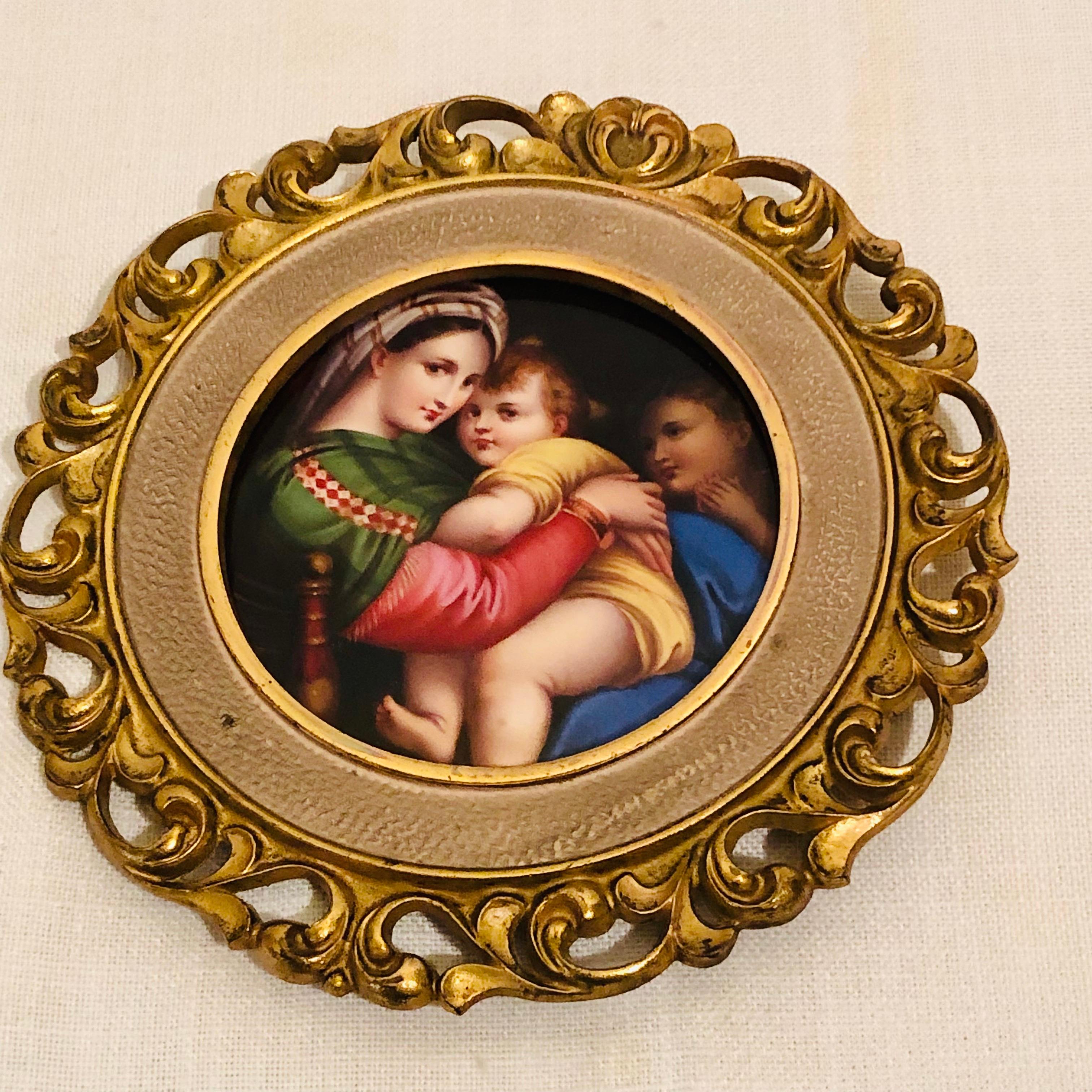 Dies ist eine wunderschön bemalte KPM-Porzellanplakette nach dem berühmten Gemälde der Madonna vom Stuhl oder Madonna della Sedia von Raphael, das ursprünglich 1513-1514 gemalt wurde. Viele der wunderschönen und begehrten KPM-Plaketten wurden von