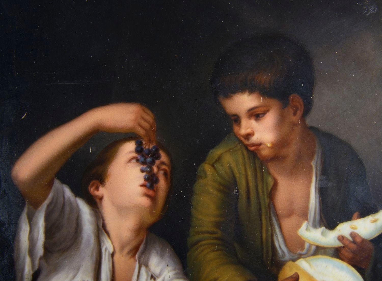 Placa de porcelana KPM de niños comiendo fruta, hacia 1880 Alemán en venta