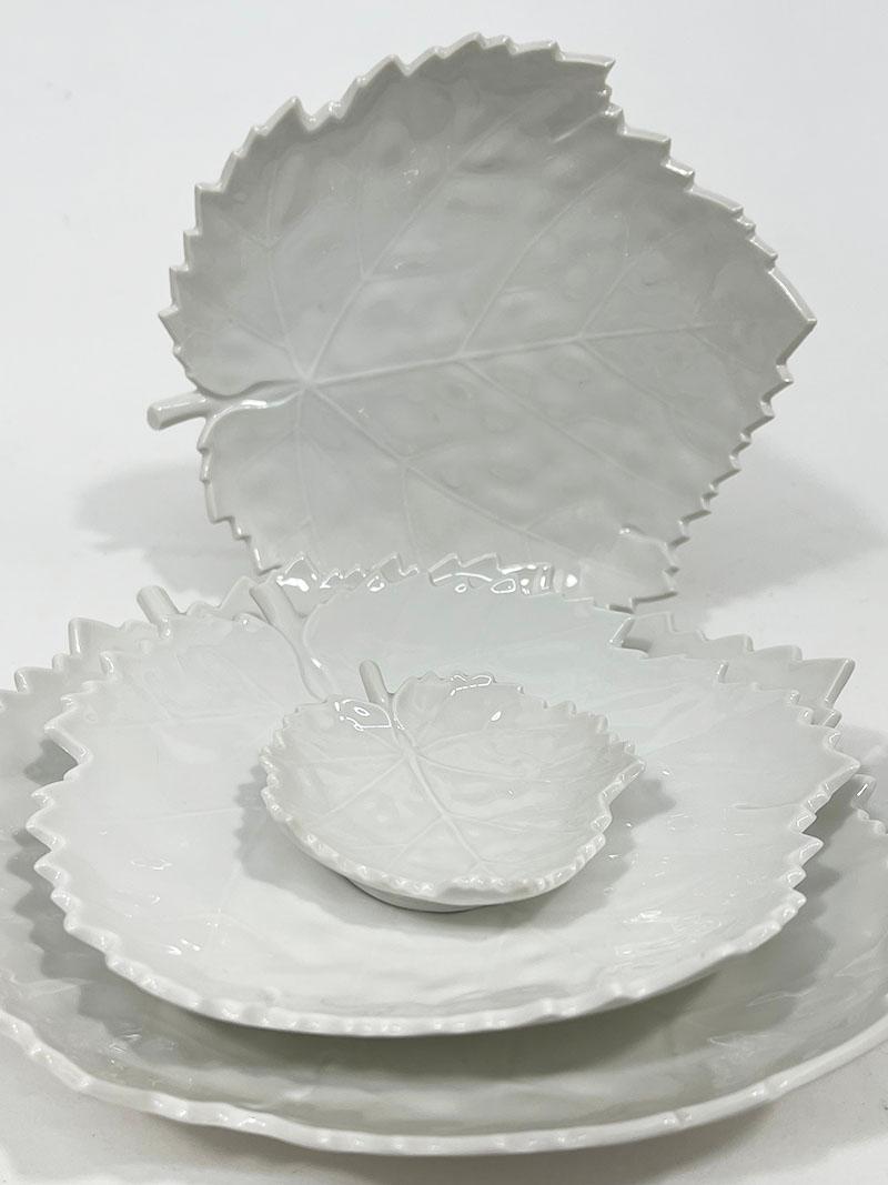 20ième siècle K.P.M. Royal Berlin porcelaine motif feuilles set de vaisselle en vente