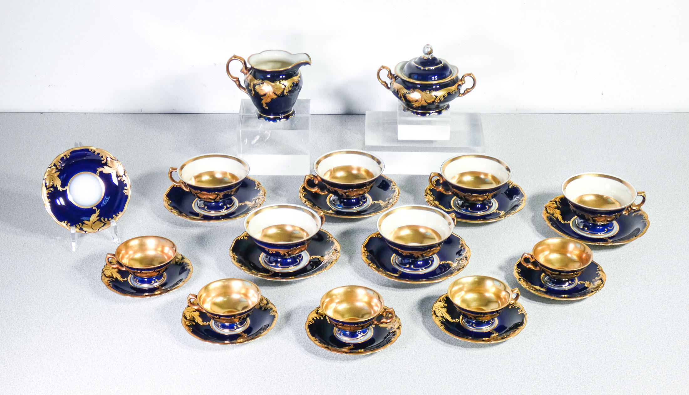KPM Tee- und Kaffeeservice
Krister Porzellan Manufaktur
Friederike-Serie,
verziert in Kobaltblau und Gold

URSPRUNG
Deutschland

PERIOD
30s

BRAND
KPM
Krister Porzellan Manufaktur
Friederike-Serie

MATERIALIEN
Porzellan mit kobaltblauem und goldenem