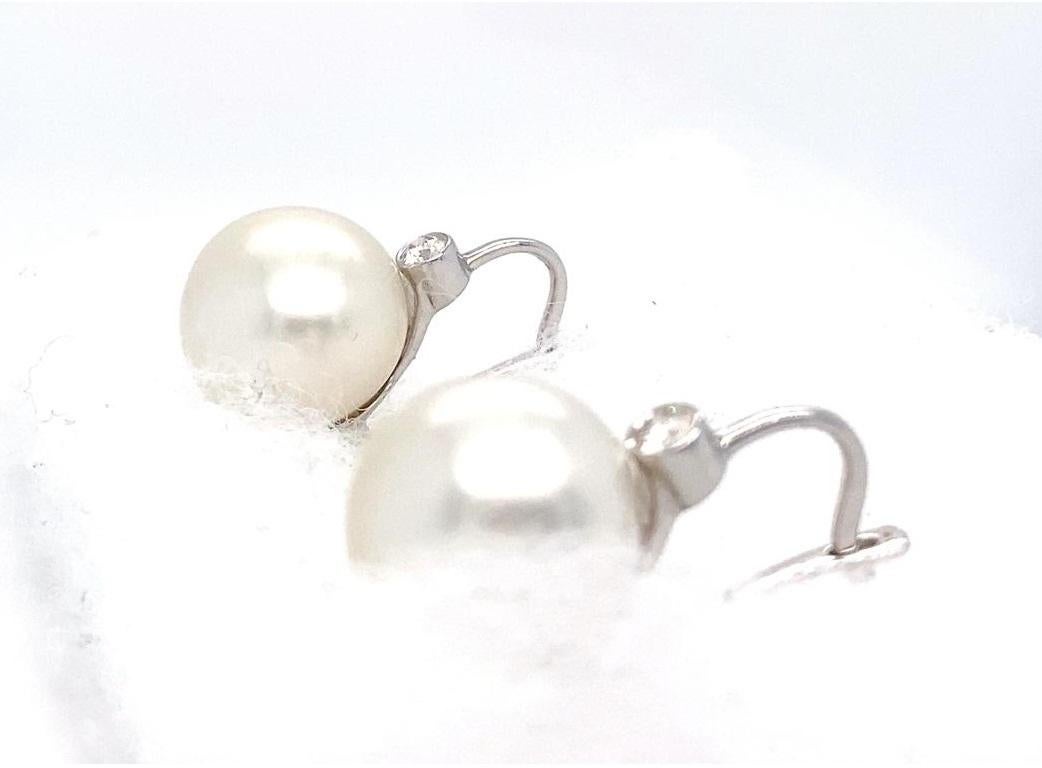 Presenta una perla coltivata di 13 mm
Accentuato da un singolo diamante taglio Brilliante incastonato nel castone
Incastonato in oro bianco 18 carati
Peso lordo: 10.2 grammi
Dimensioni: 1