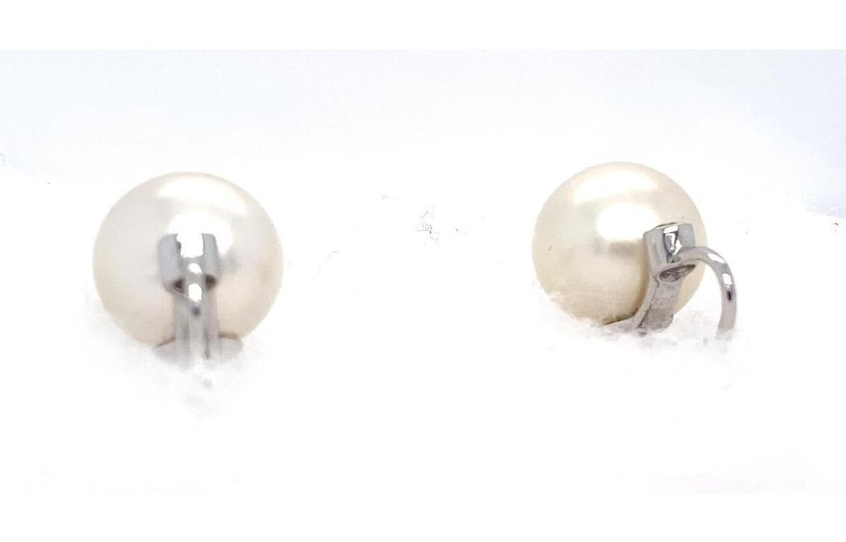 Moderno K.K. Orecchini pendenti in oro bianco 18k e perle coltivate con accenti di diamanti in vendita