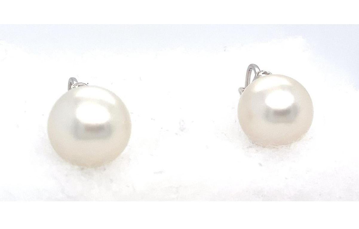 Taglio rotondo K.K. Orecchini pendenti in oro bianco 18k e perle coltivate con accenti di diamanti in vendita