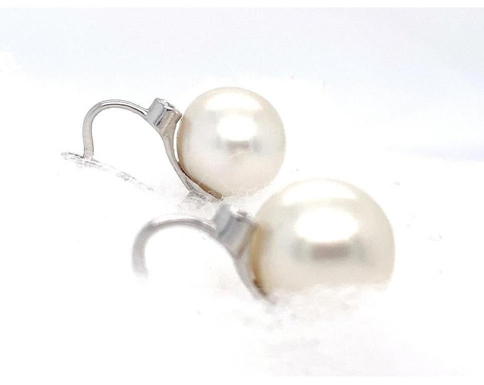 K.K. Orecchini pendenti in oro bianco 18k e perle coltivate con accenti di diamanti In condizioni buone in vendita a Sherman Oaks, CA
