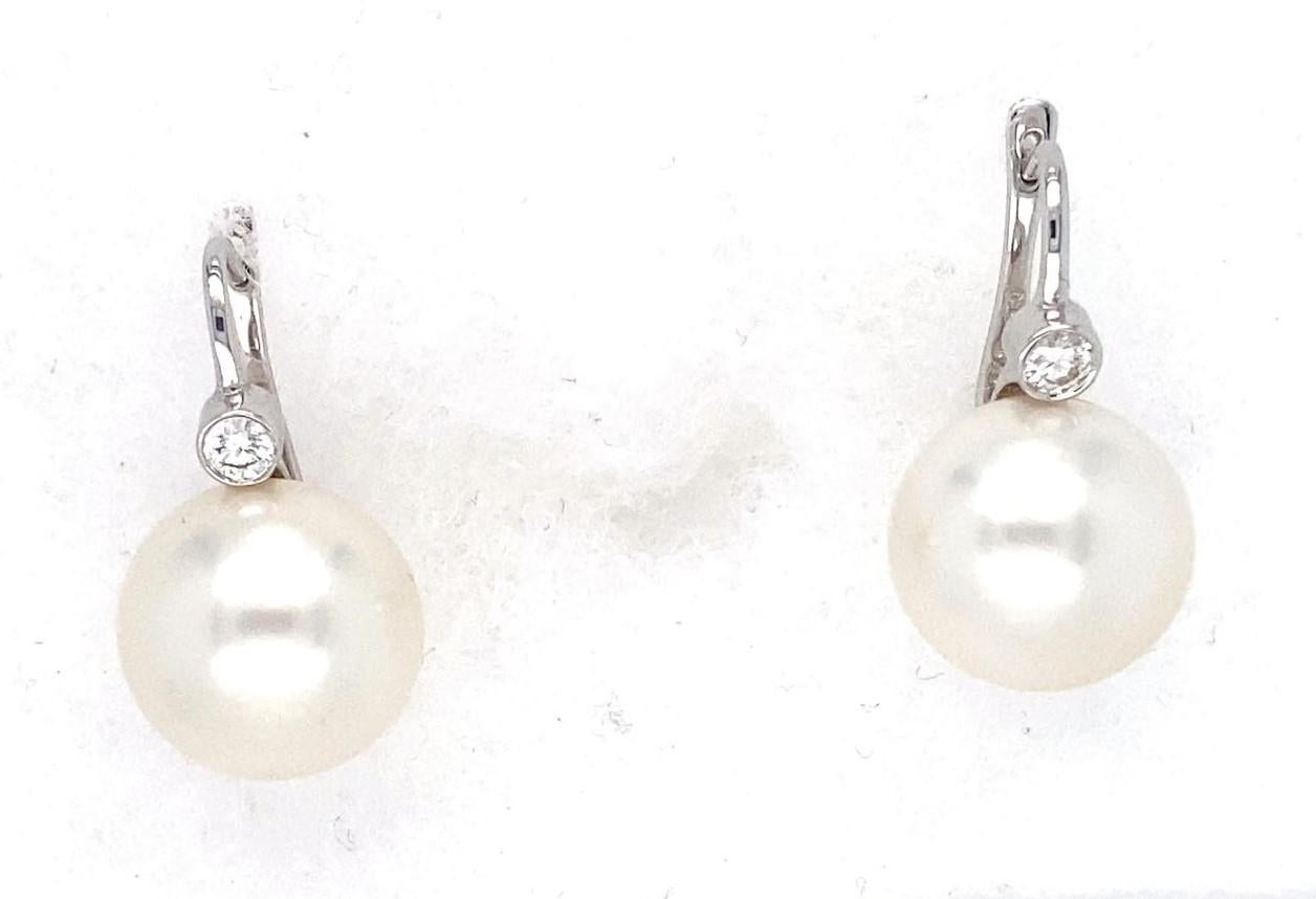 K.K. Orecchini pendenti in oro bianco 18k e perle coltivate con accenti di diamanti in vendita 1