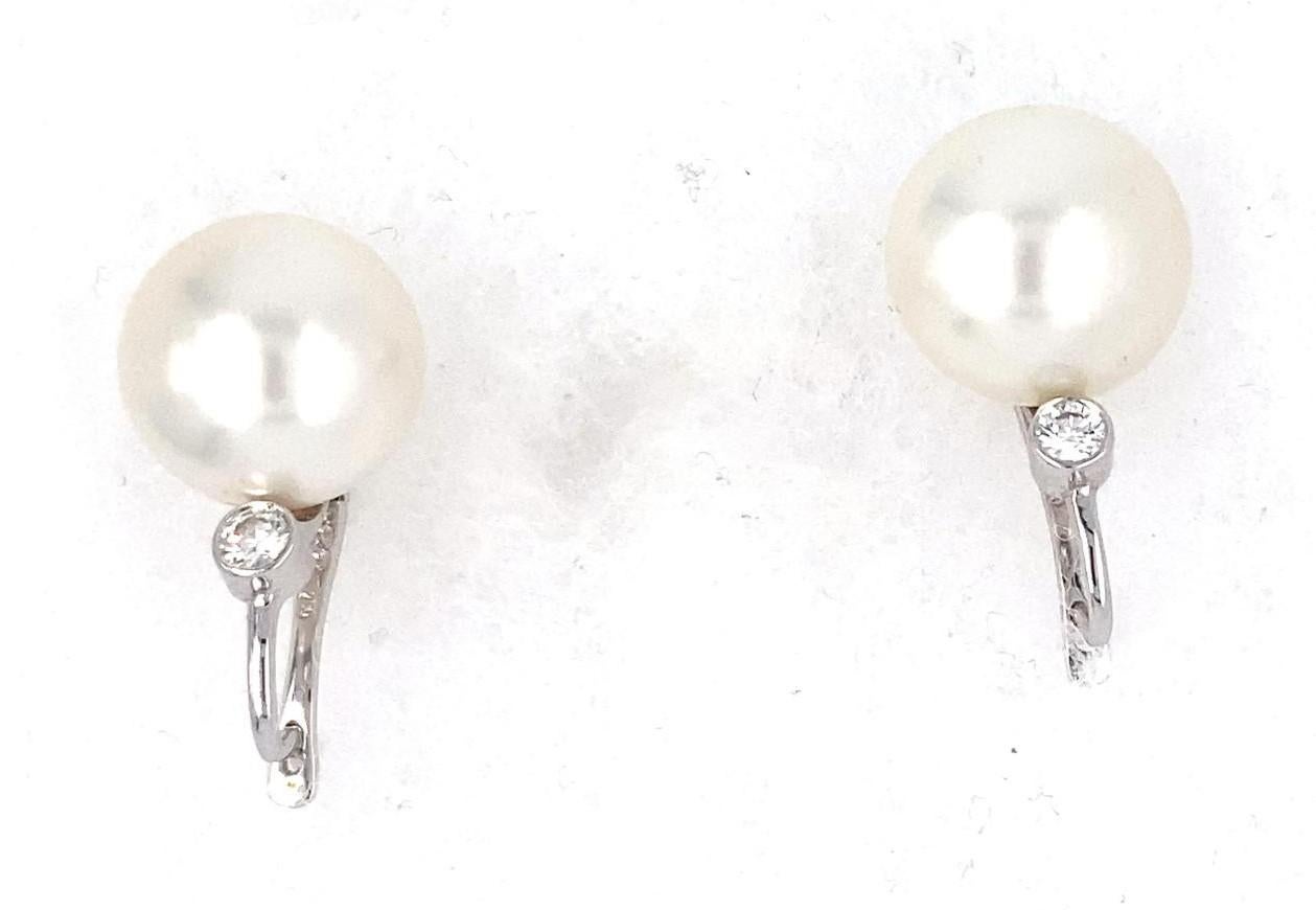 K.K. Orecchini pendenti in oro bianco 18k e perle coltivate con accenti di diamanti in vendita 2