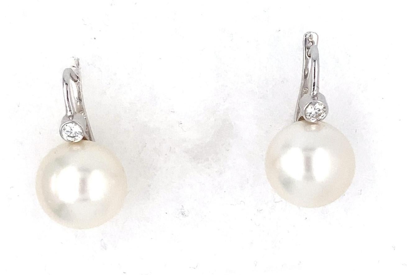 K.K. Orecchini pendenti in oro bianco 18k e perle coltivate con accenti di diamanti in vendita 3