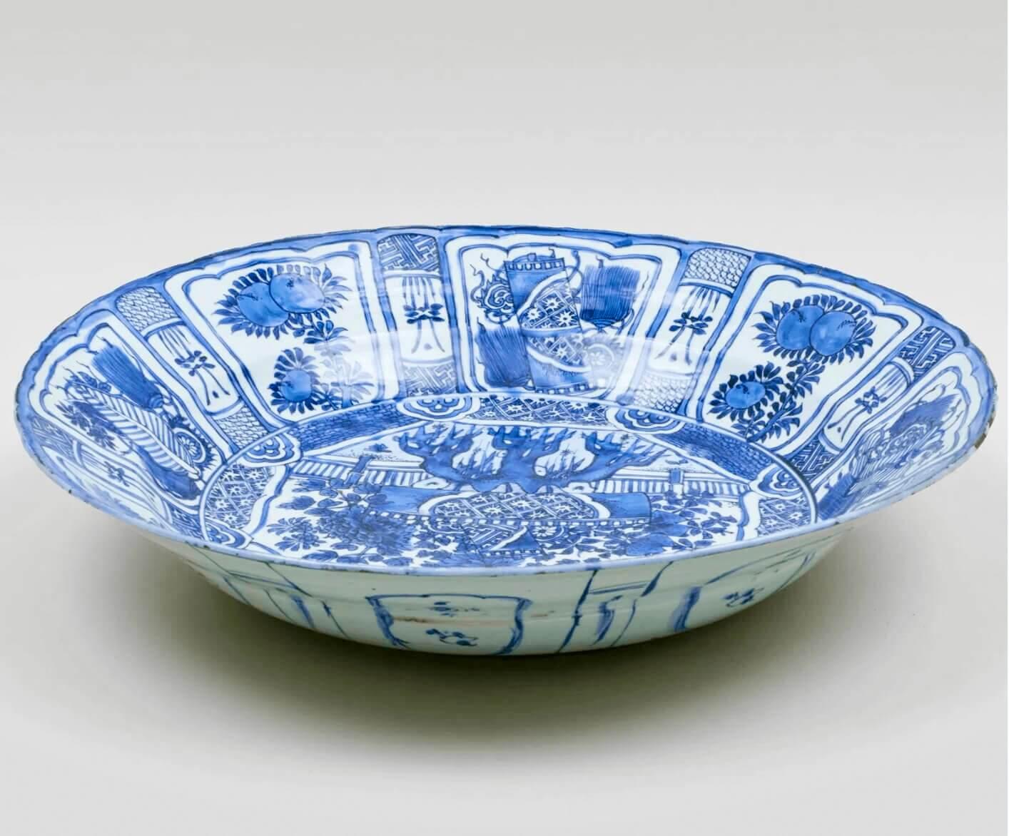 Cargador grande de porcelana azul y blanca 