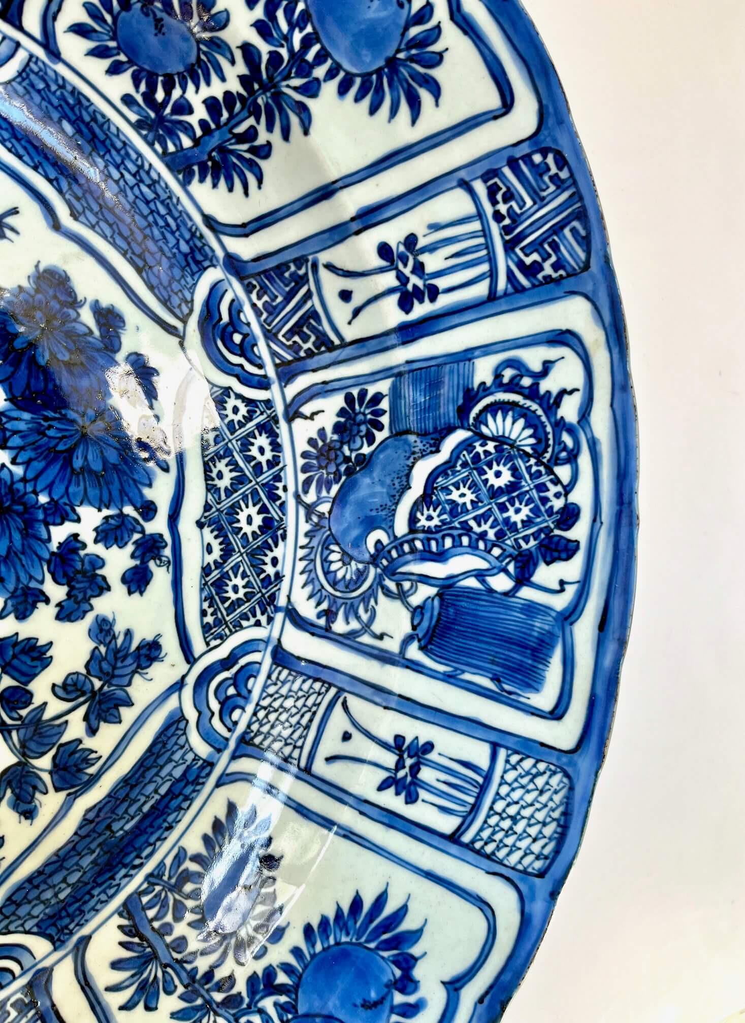 Cargador grande de porcelana azul y blanca 