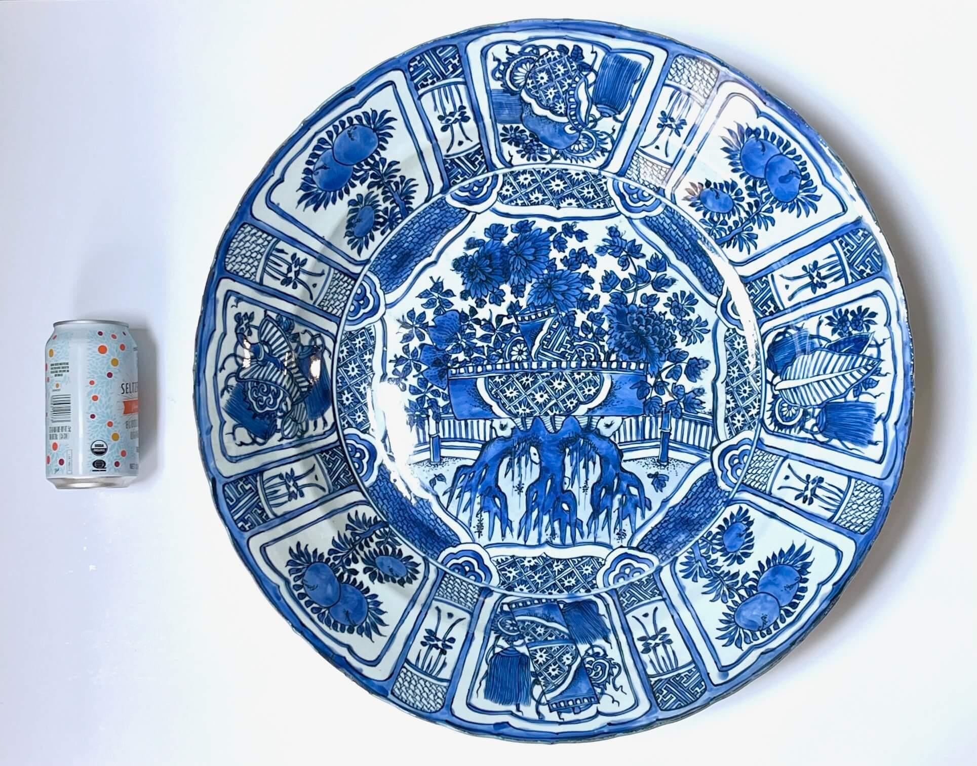 Cargador grande de porcelana azul y blanca 