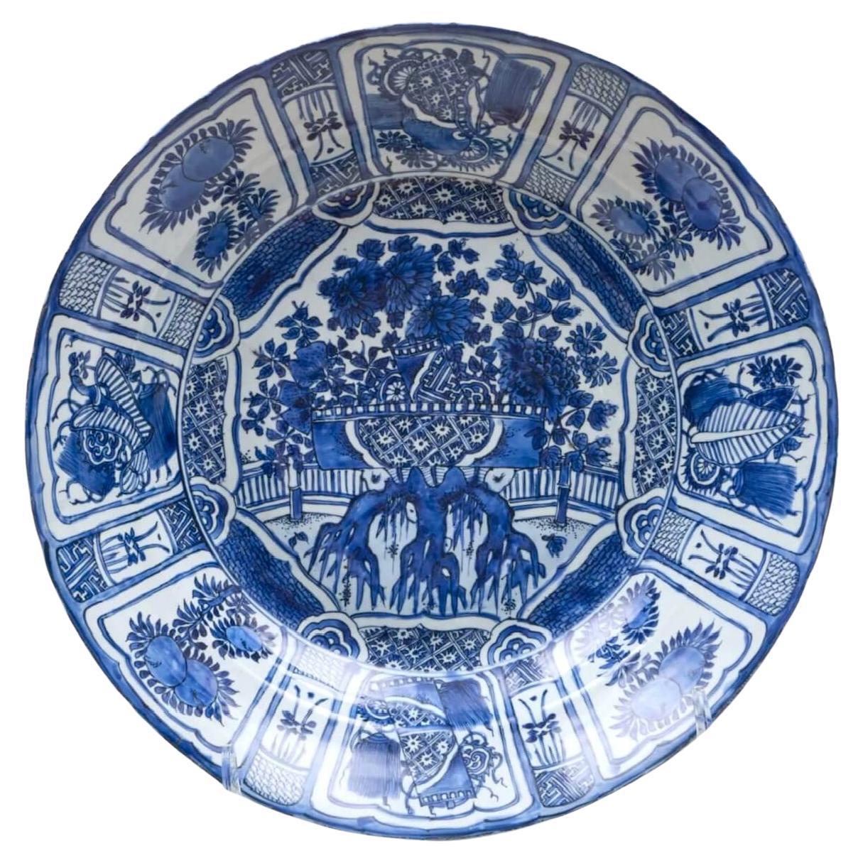 Cargador grande de porcelana azul y blanca "Kraak", 20,5", reinado de Wan Li, hacia 1610 en venta