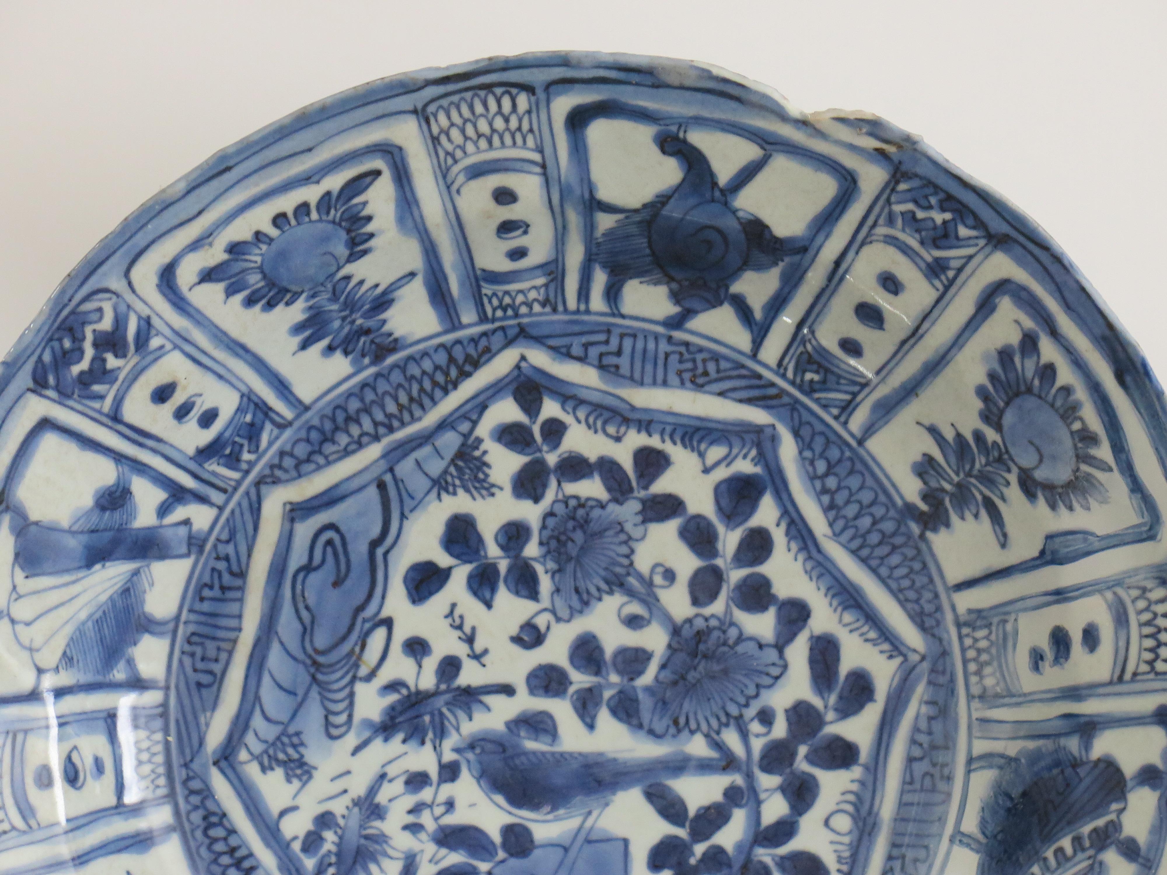 Hand-Painted Kraak Chinese Porcelain Dish or Deep Plate Blue and White, Ming Wanli circa 1600