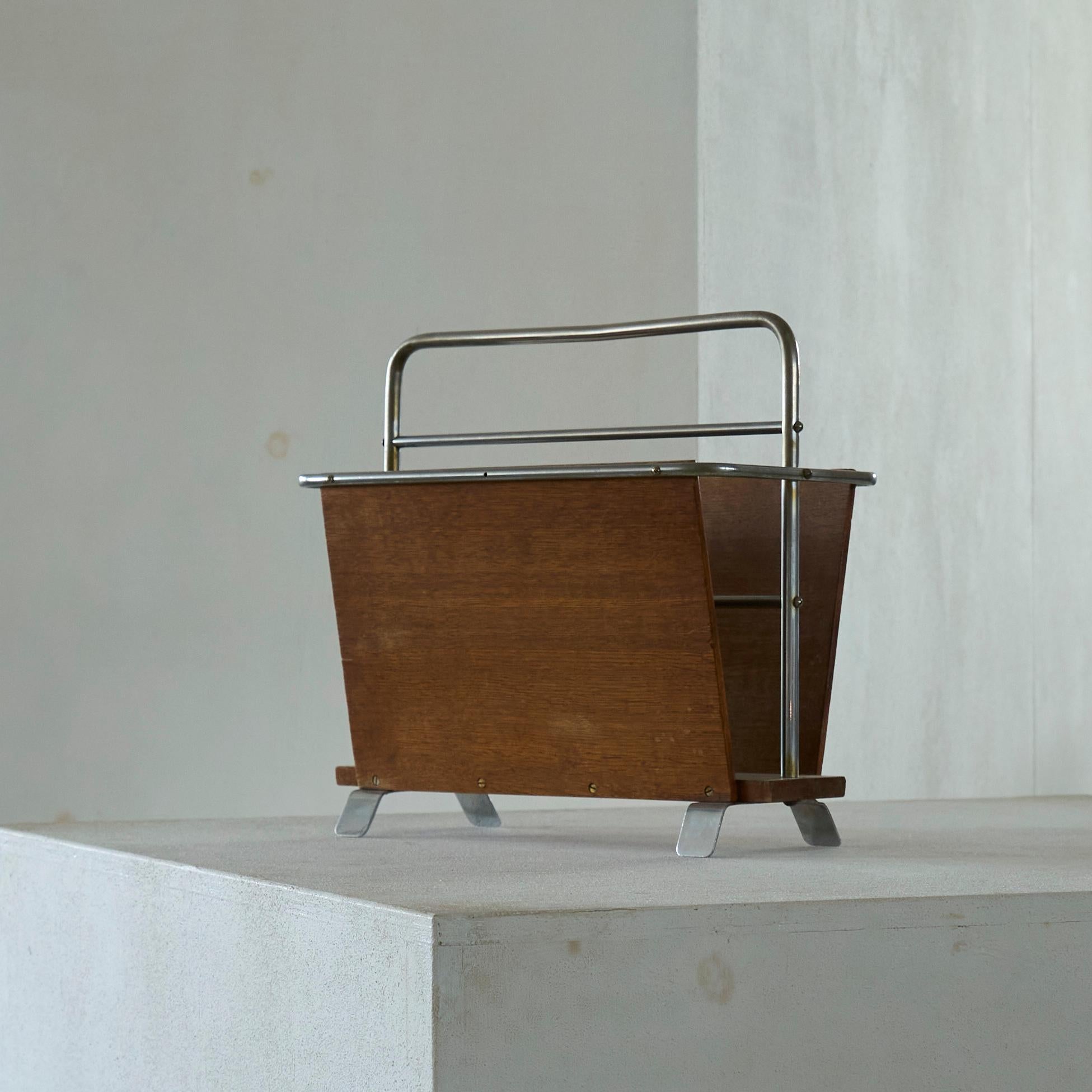 'Krachtwerk Schiedam' Modernist Magazine Rack The Netherlands 1930s.

A modernist - almost rationalist - Dutch magazine rack made by 'Krachtwerk' from Schiedam, near Rotterdam. Early 20th century, most probably 1930s. 

Great design with the use of