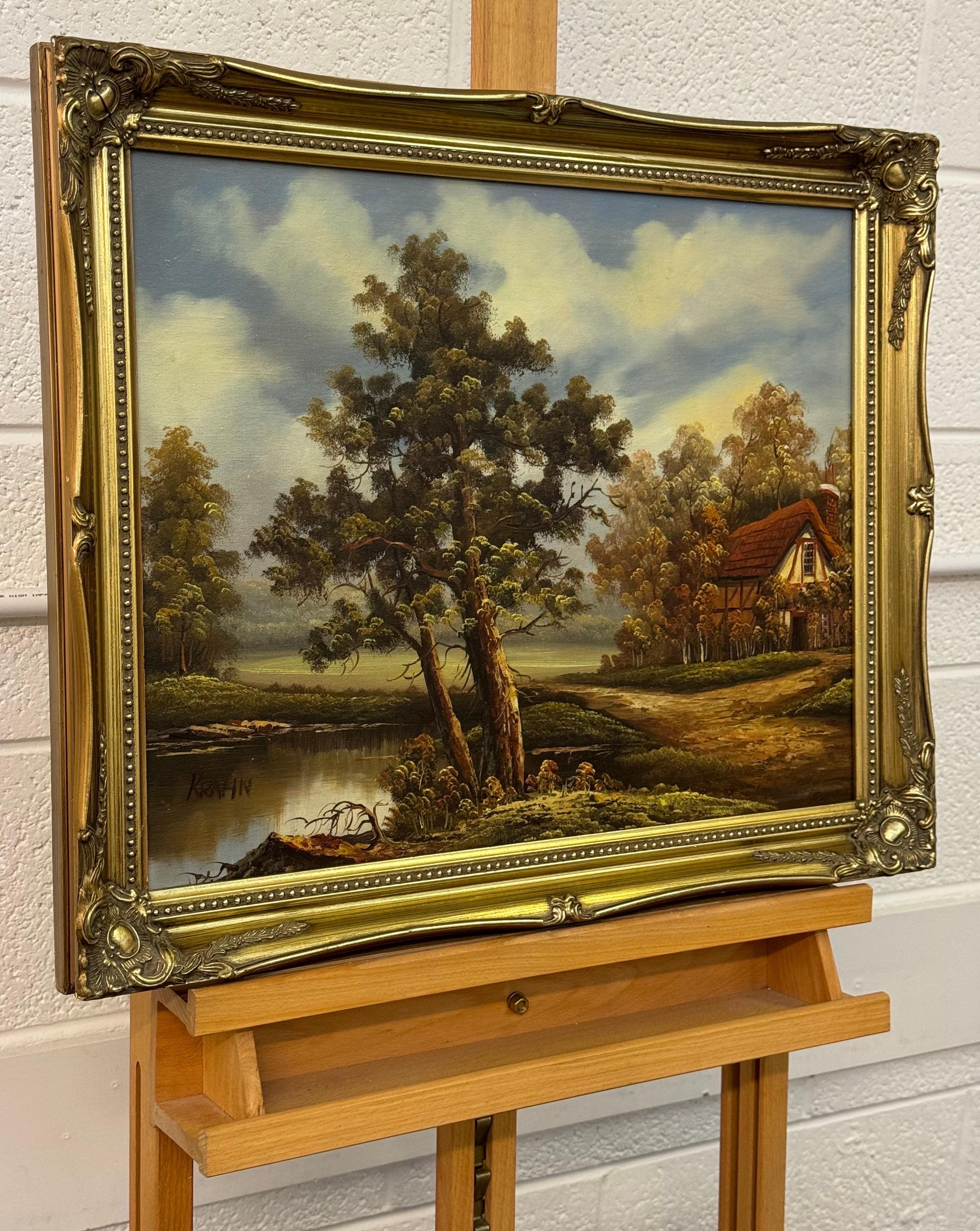 Gelassene Landschaftsszene mit Bäumen, einem ruhigen Teich und einem charmanten Häuschen von einem deutschen Künstler des 20. Jahrhunderts, Krahn. 

Kunst misst 20 x 16 Zoll
Rahmen misst 24 x 20 Zoll

Dieses Gemälde fängt die ruhige Schönheit der