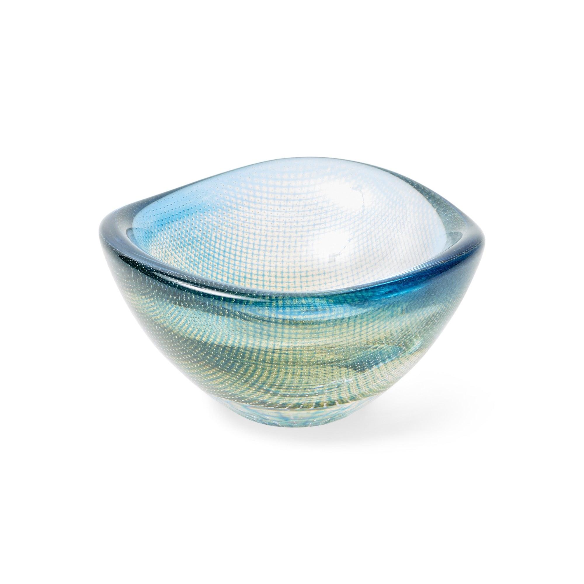 Un bol soufflé à la main en verre épais avec des nuances de bleu et de jaune, présentant un motif de treillis interne. Dessous marqué 