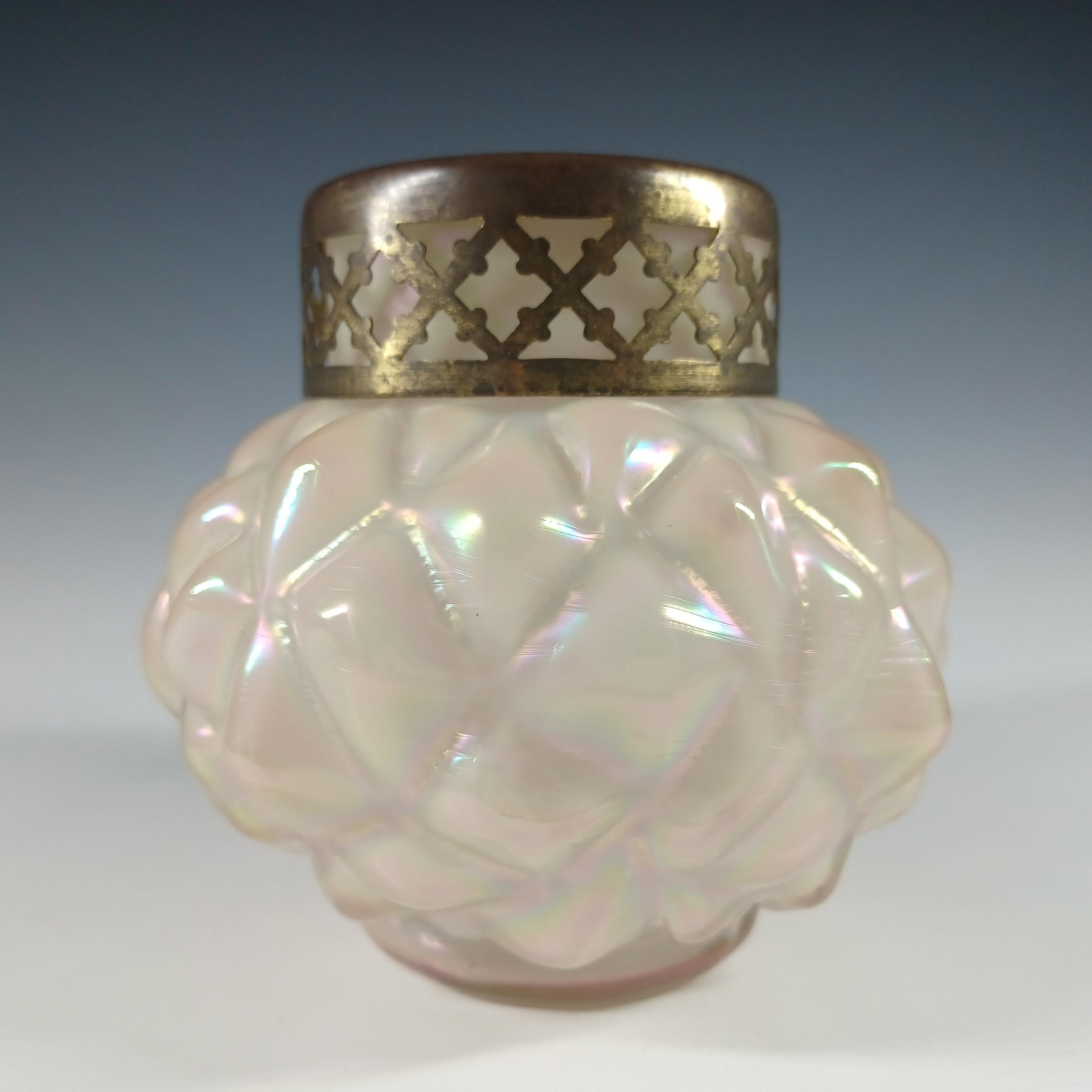Aquí tenemos un precioso jarrón de cristal de nácar de Bohemia con rana floral de metal, del periodo art nouveau de finales del siglo XIX. Tiene un impresionante acabado aceitoso e iridiscente. Probablemente fabricado por Kralik.

Talla
Mide