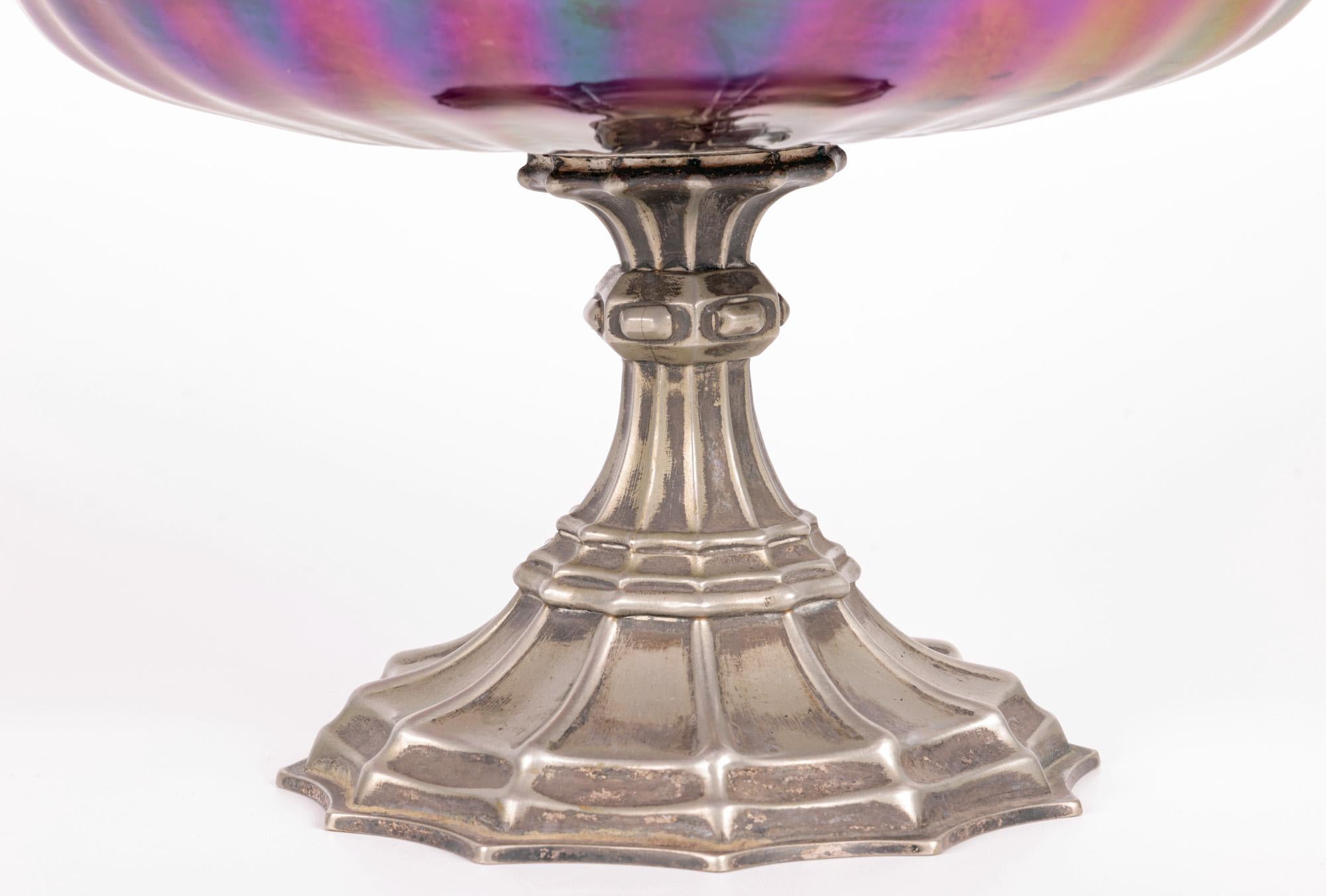 Kralik Art Nouveau Schale aus irisierendem Glas auf Pedestal (Art nouveau) im Angebot