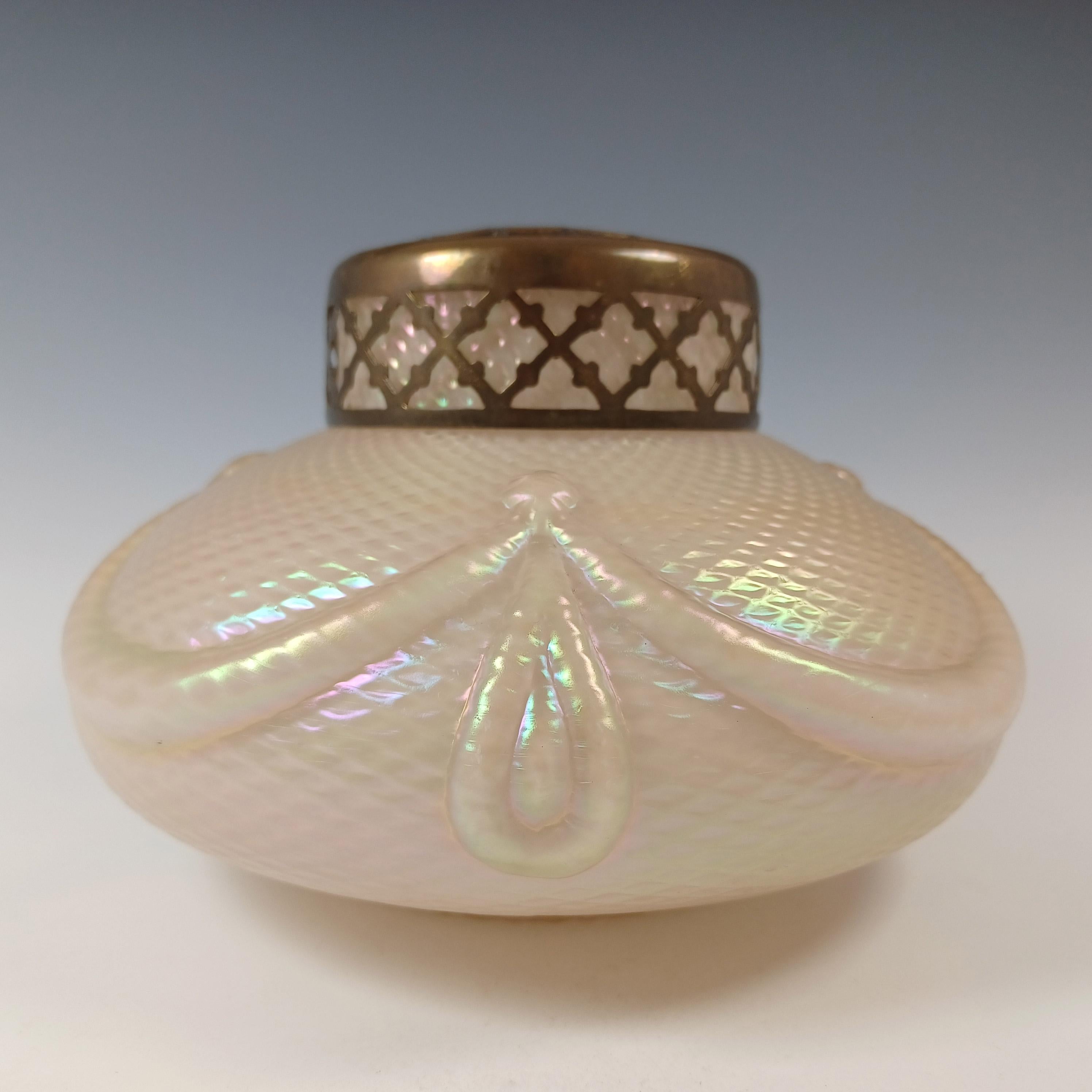 Aquí tenemos un precioso jarrón de cristal de nácar de Bohemia con rana floral de metal, del periodo art nouveau de finales del siglo XIX. Tiene un impresionante acabado aceitoso e iridiscente. Probablemente fabricado por Kralik.

Talla
Mide