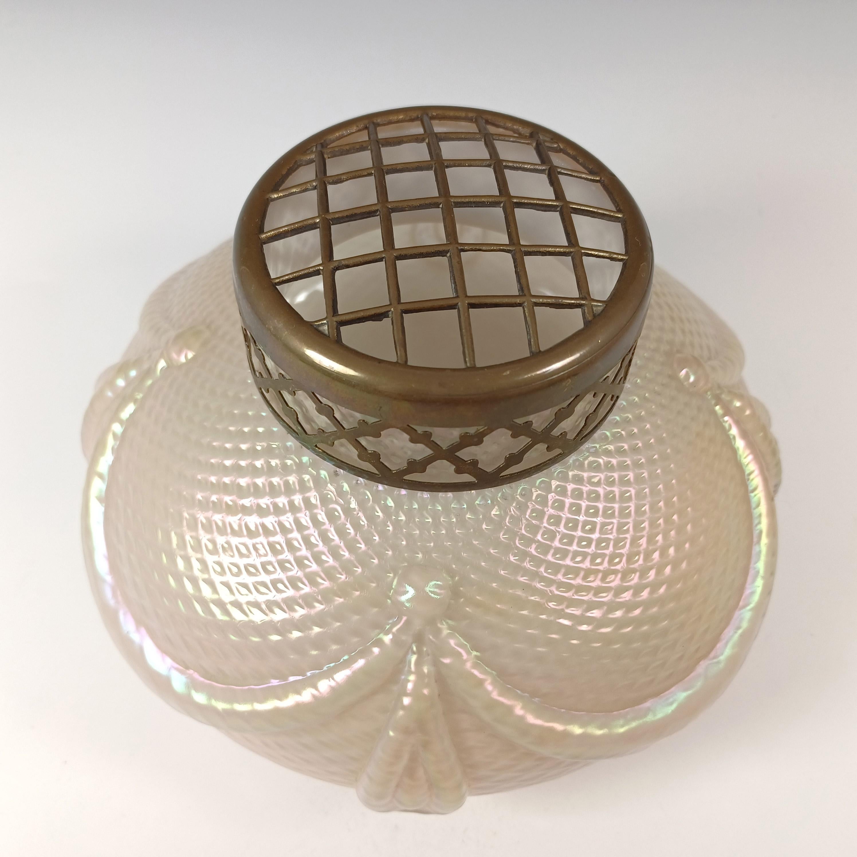 Jarrón con ramillete de nácar iridiscente Kralik Art Nouveau Checo en venta