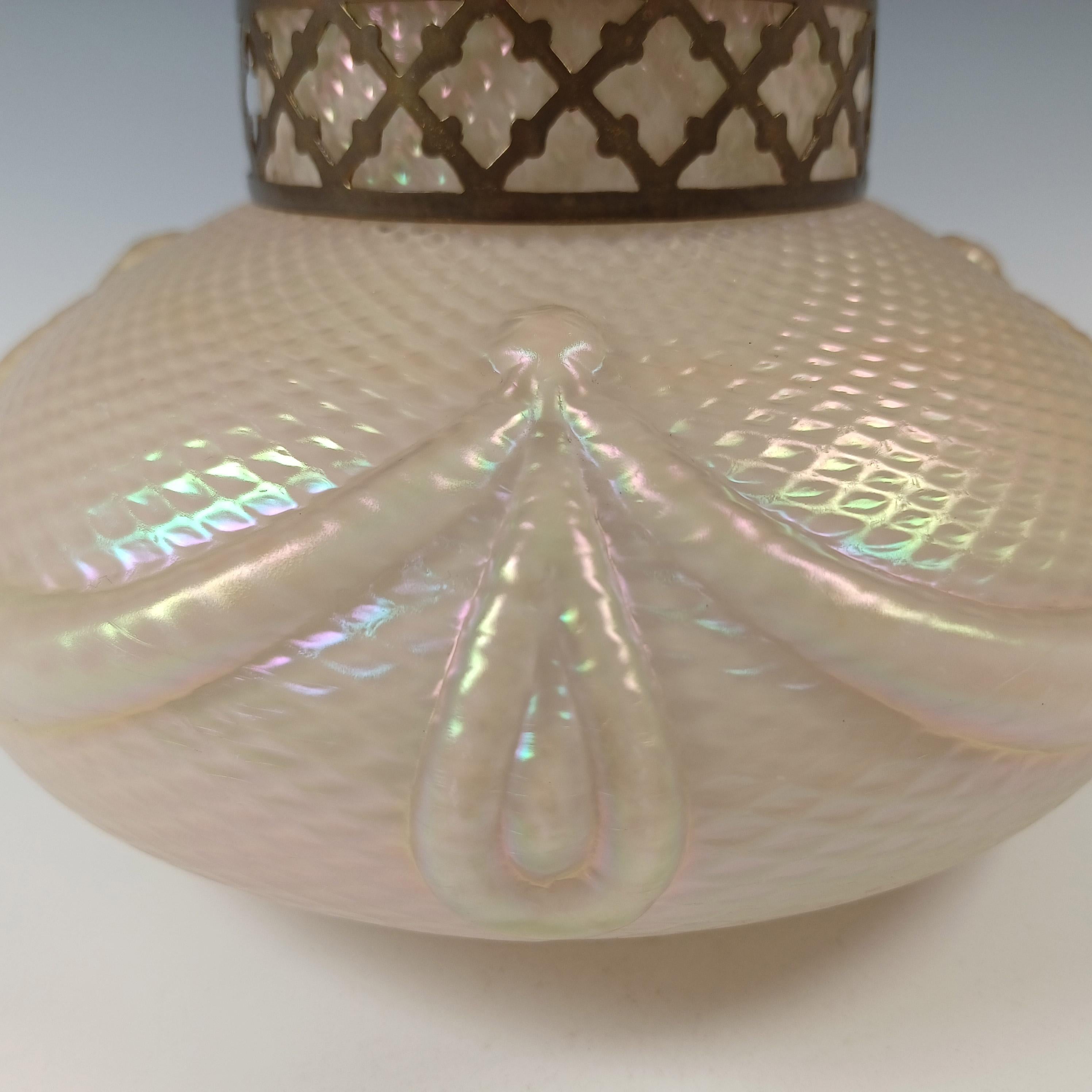 Jarrón con ramillete de nácar iridiscente Kralik Art Nouveau Hecho a mano en venta
