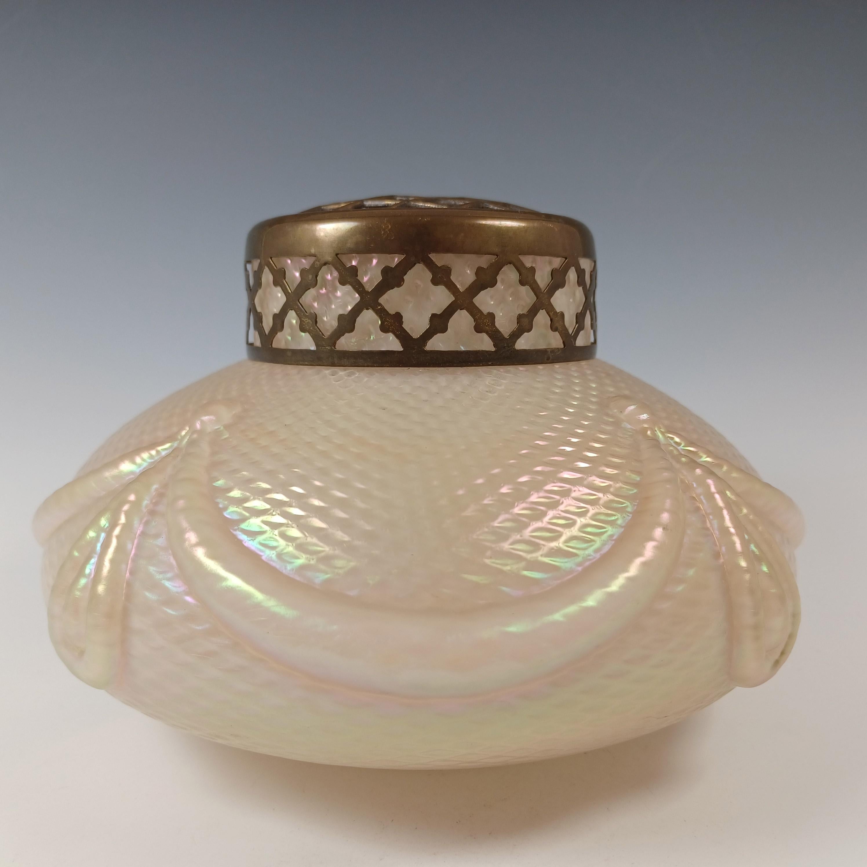 Jarrón con ramillete de nácar iridiscente Kralik Art Nouveau en Bueno estado para la venta en Bolton, GB
