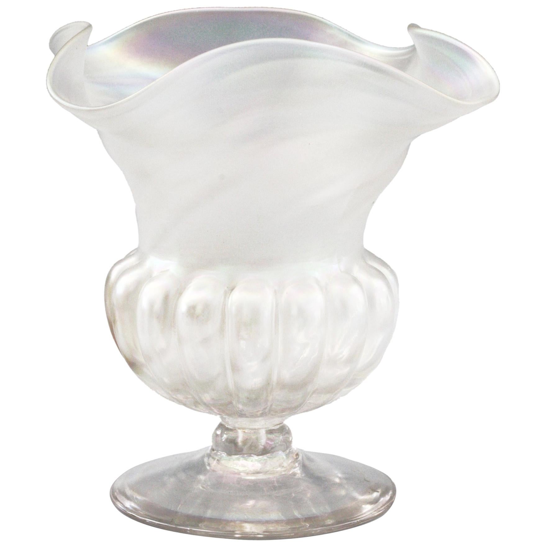 Kralik - Vase à piédestal Art Nouveau en verre irisé avec tête de fleur