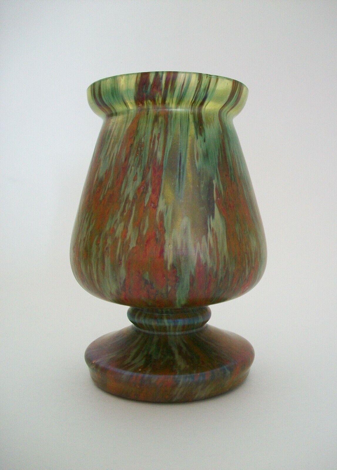 Kralik - Antique Bohemian Art Nouveau iridescent satin glass vase - 'chalice' form - striking color combination including copper streaking to the exterior - wheel polished rim - green glass to the interior - unsigned - Czech Republic - early 20th