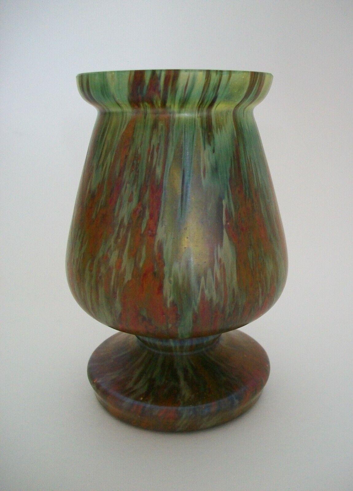 Kralik, Jugendstil-Vase aus Satinglas mit Moosachat, Tschechische Republik, 20. Jahrhundert (Art nouveau) im Angebot