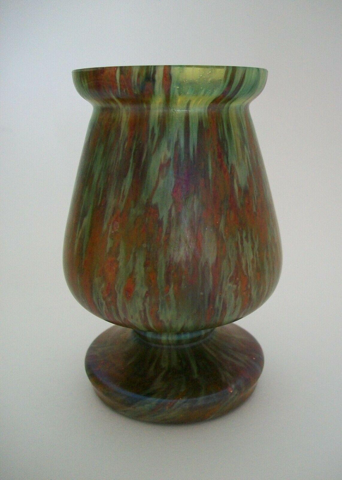 Tchèque Kralik, vase Art Nouveau en verre satiné agate mousse, République tchèque, XXe siècle en vente