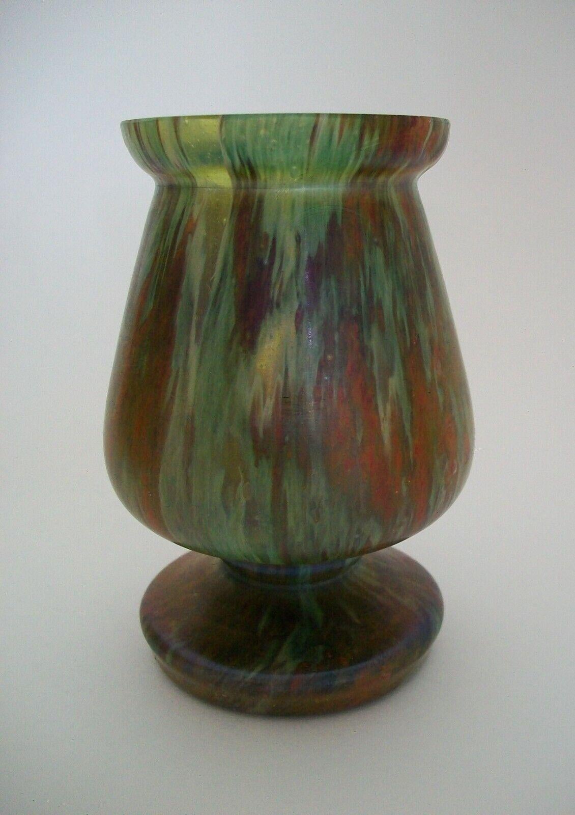 Fait main Kralik, vase Art Nouveau en verre satiné agate mousse, République tchèque, XXe siècle en vente