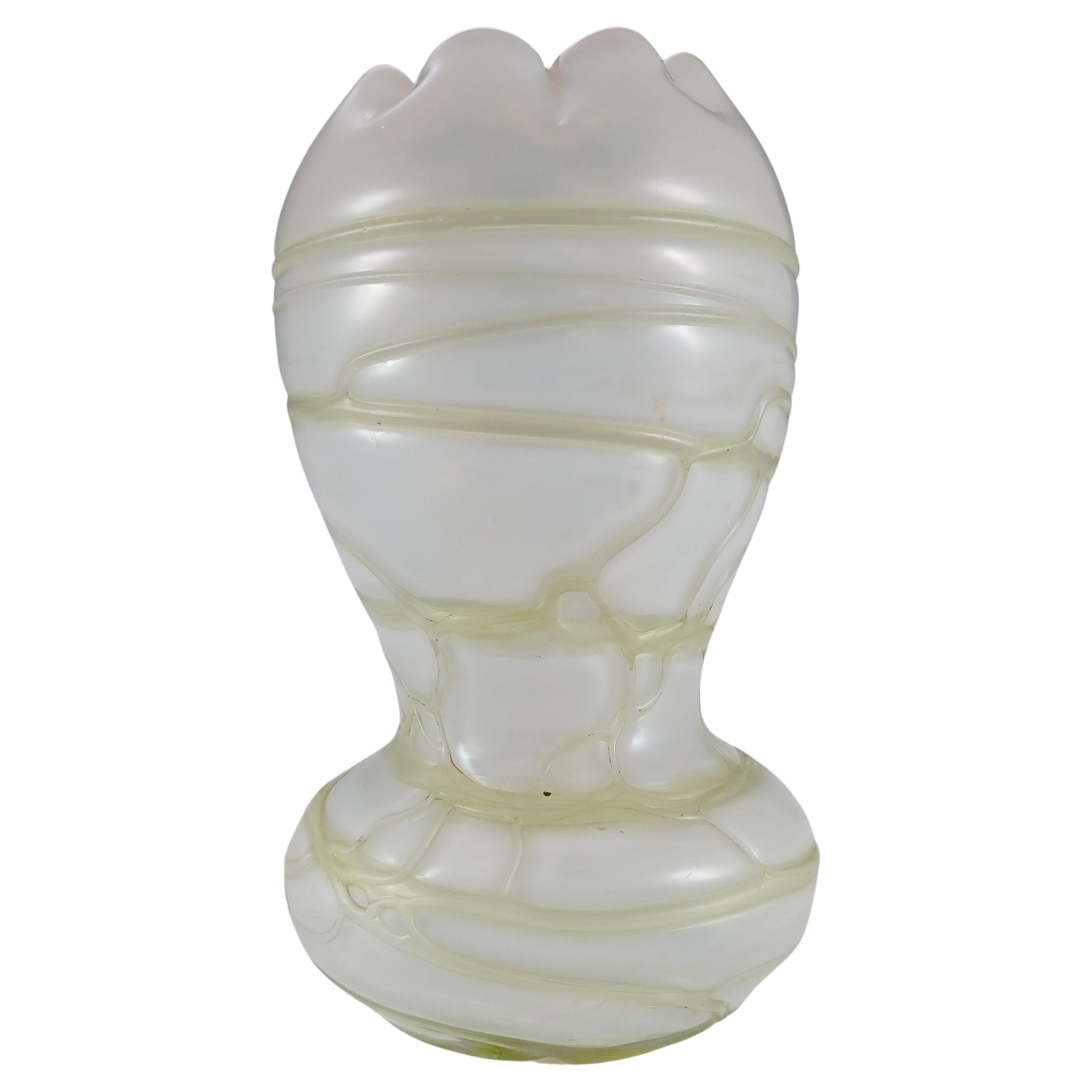 Jarrón de cristal veteado verde y perla Kralik Art Nouveau