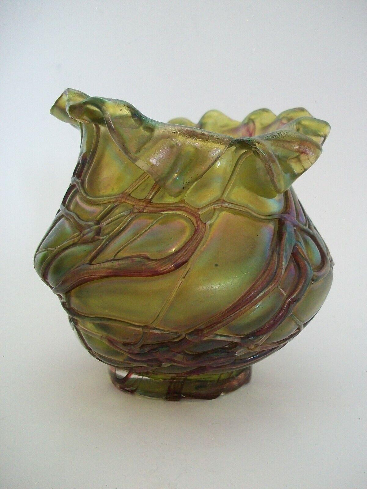 Art nouveau KRALIK - Vase en verre irisé « Trois » Art Nouveau, République tchèque, C.1900 en vente