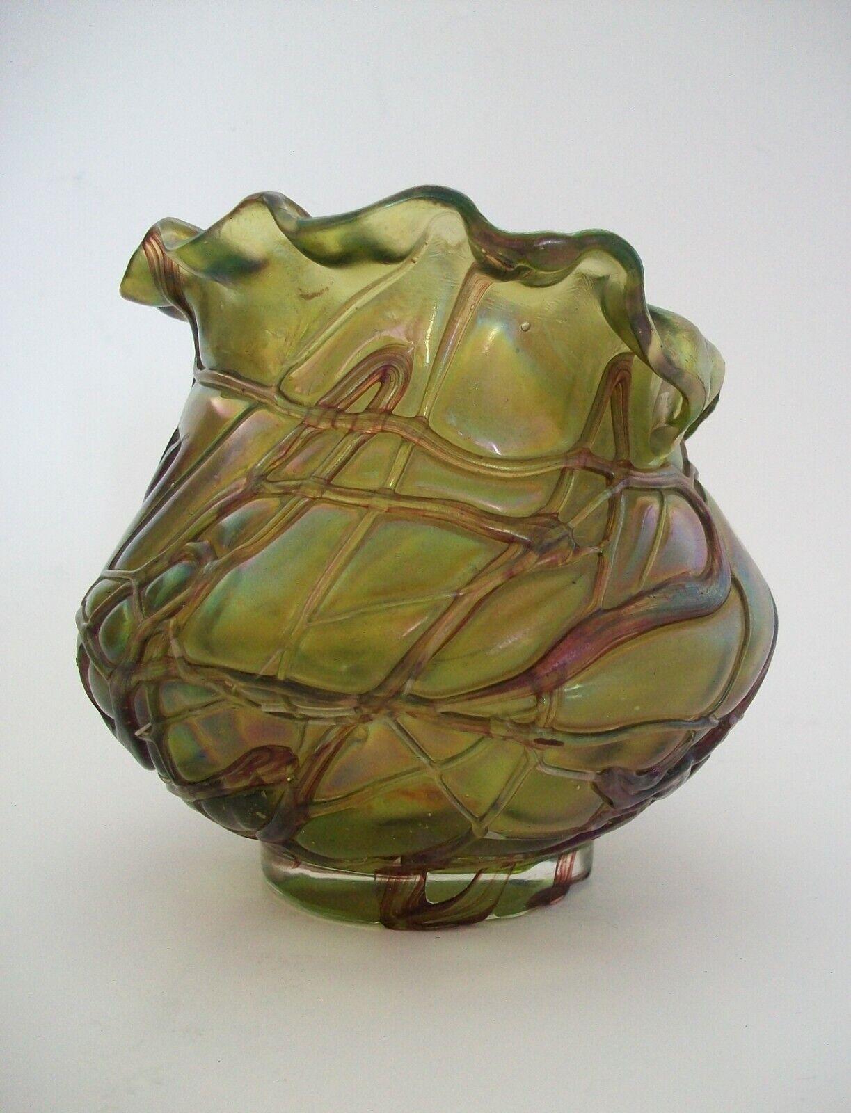 KRALIK - Vaso in vetro iridescente Art Nouveau 'filettato', Repubblica Ceca, 1900 ca. In condizioni buone in vendita a Chatham, ON