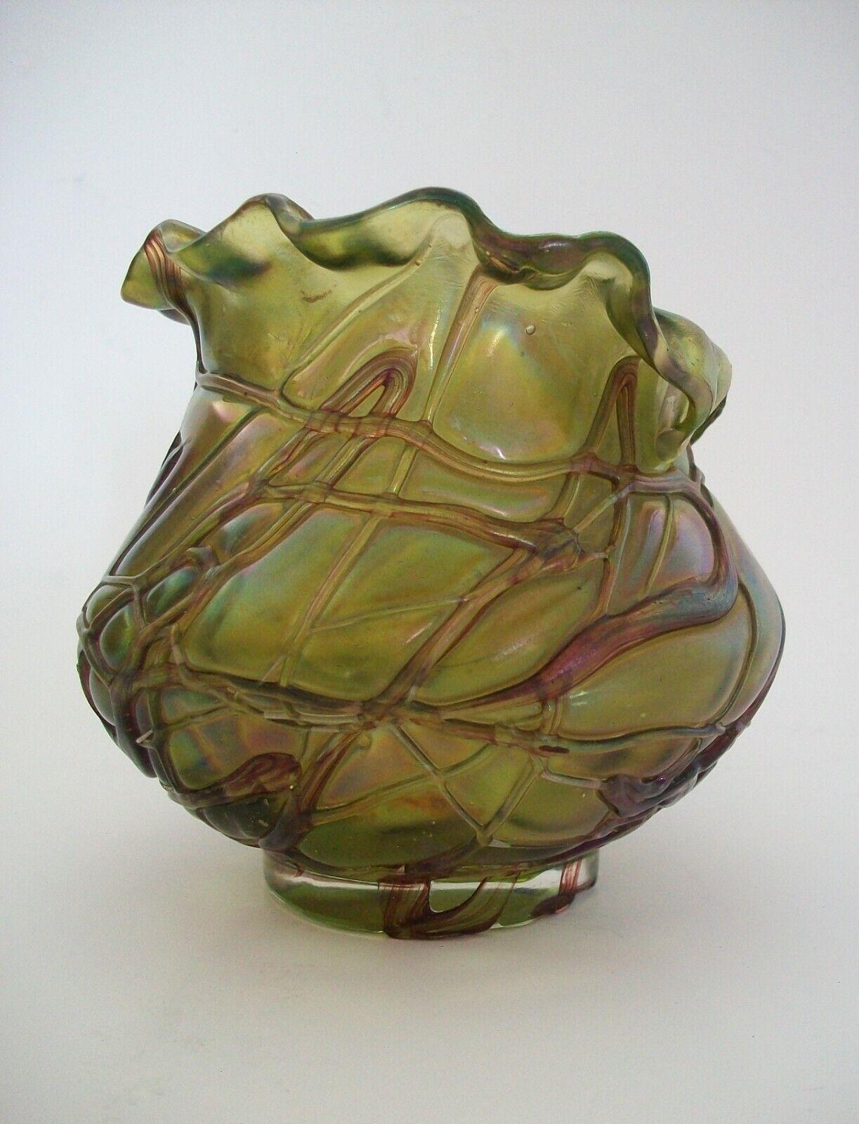 Fait main KRALIK - Vase en verre irisé « Trois » Art Nouveau, République tchèque, C.1900 en vente